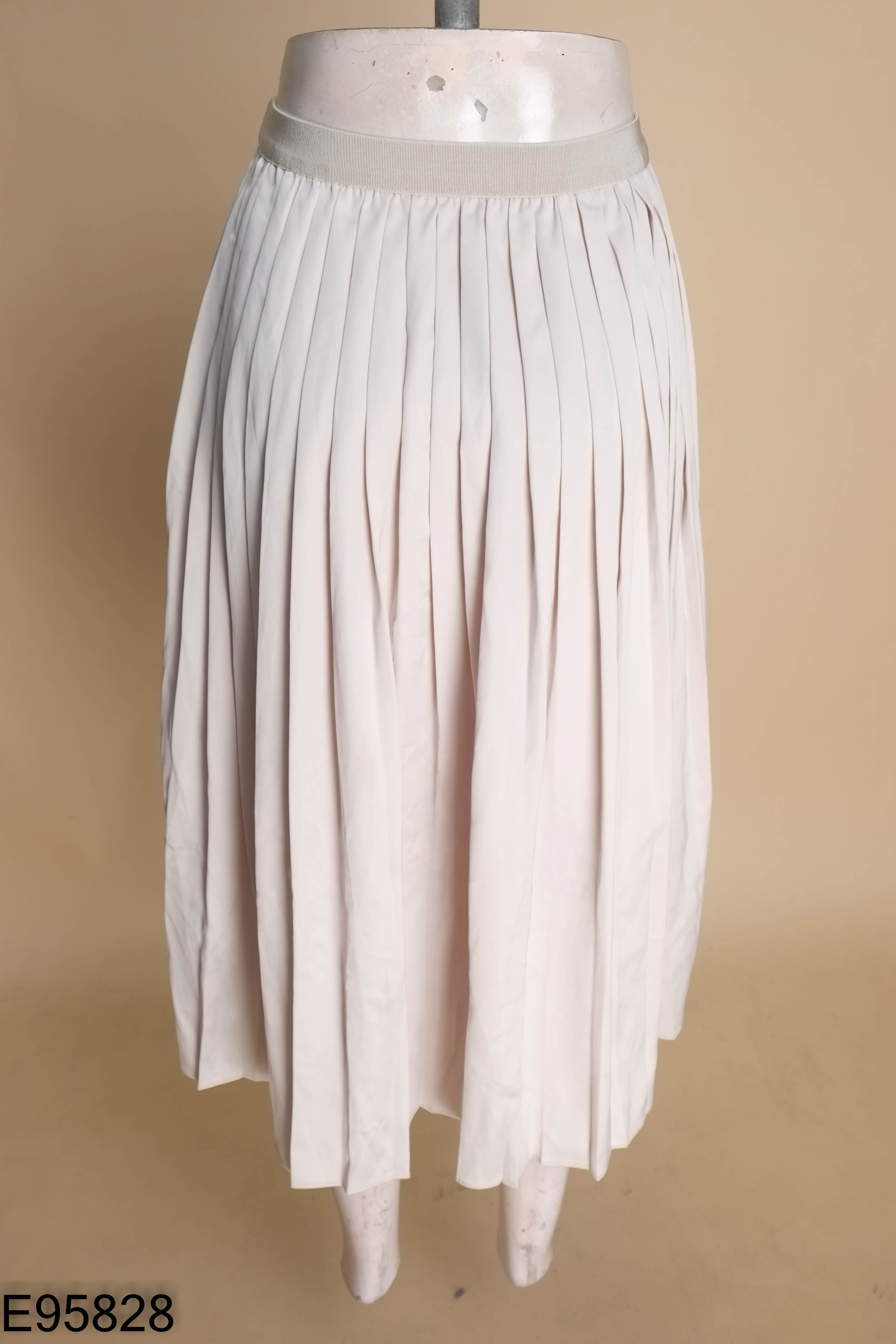 Chân váy UNIQLO lụa be