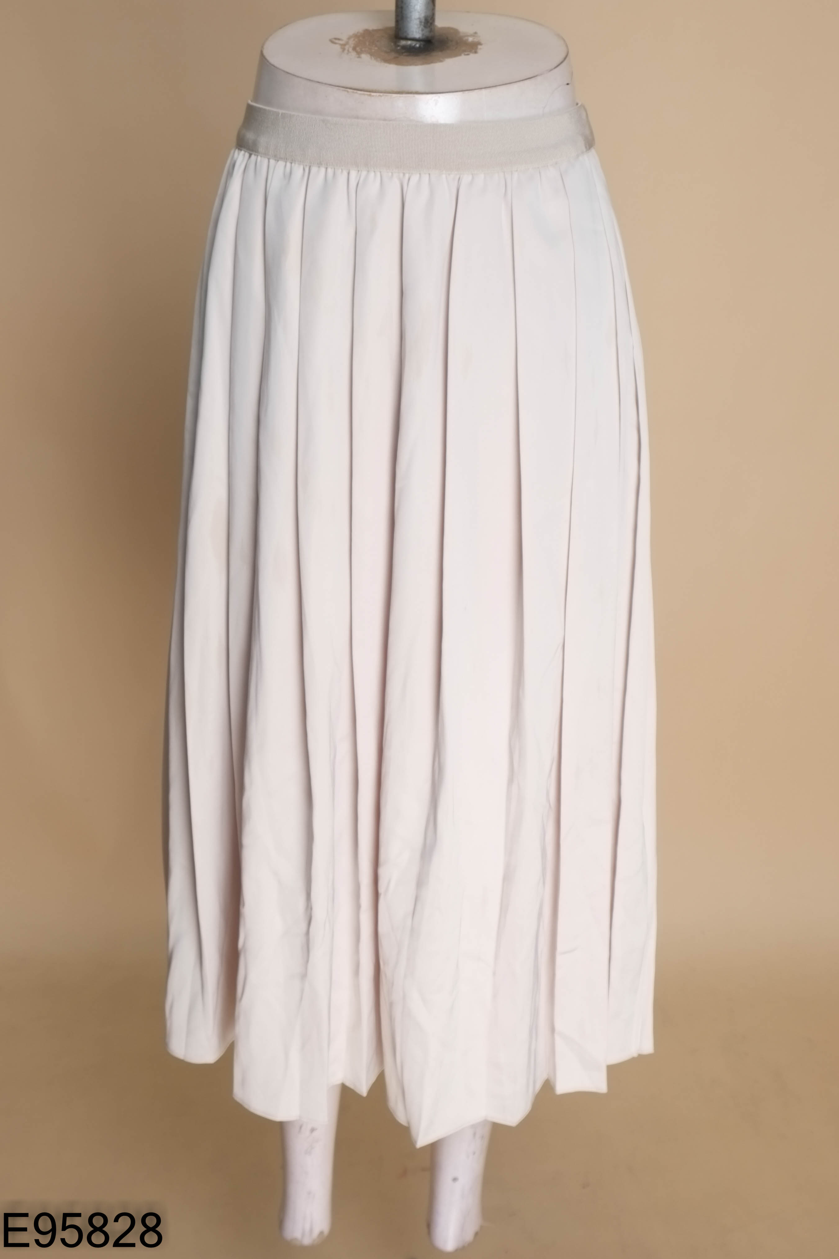Chân váy UNIQLO lụa be