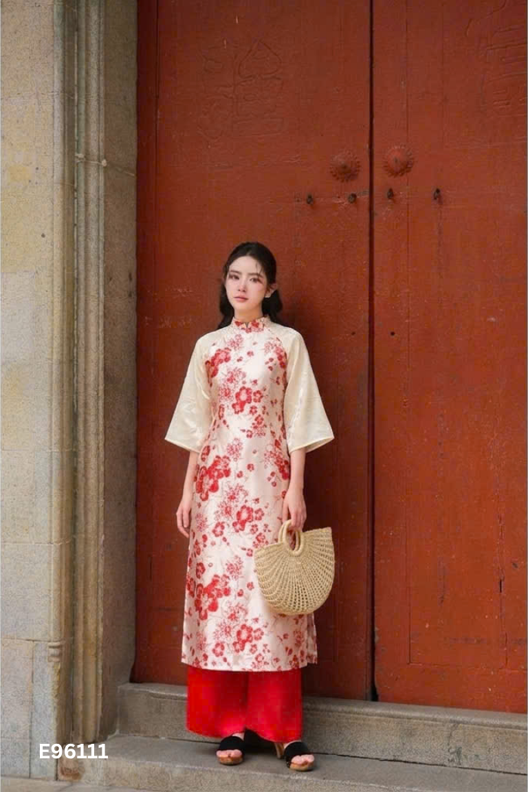Áo dài be trắng họa tiết hoa đỏ