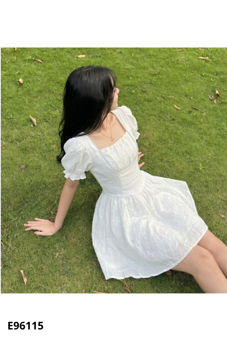 Váy be cổ vuông đính đá