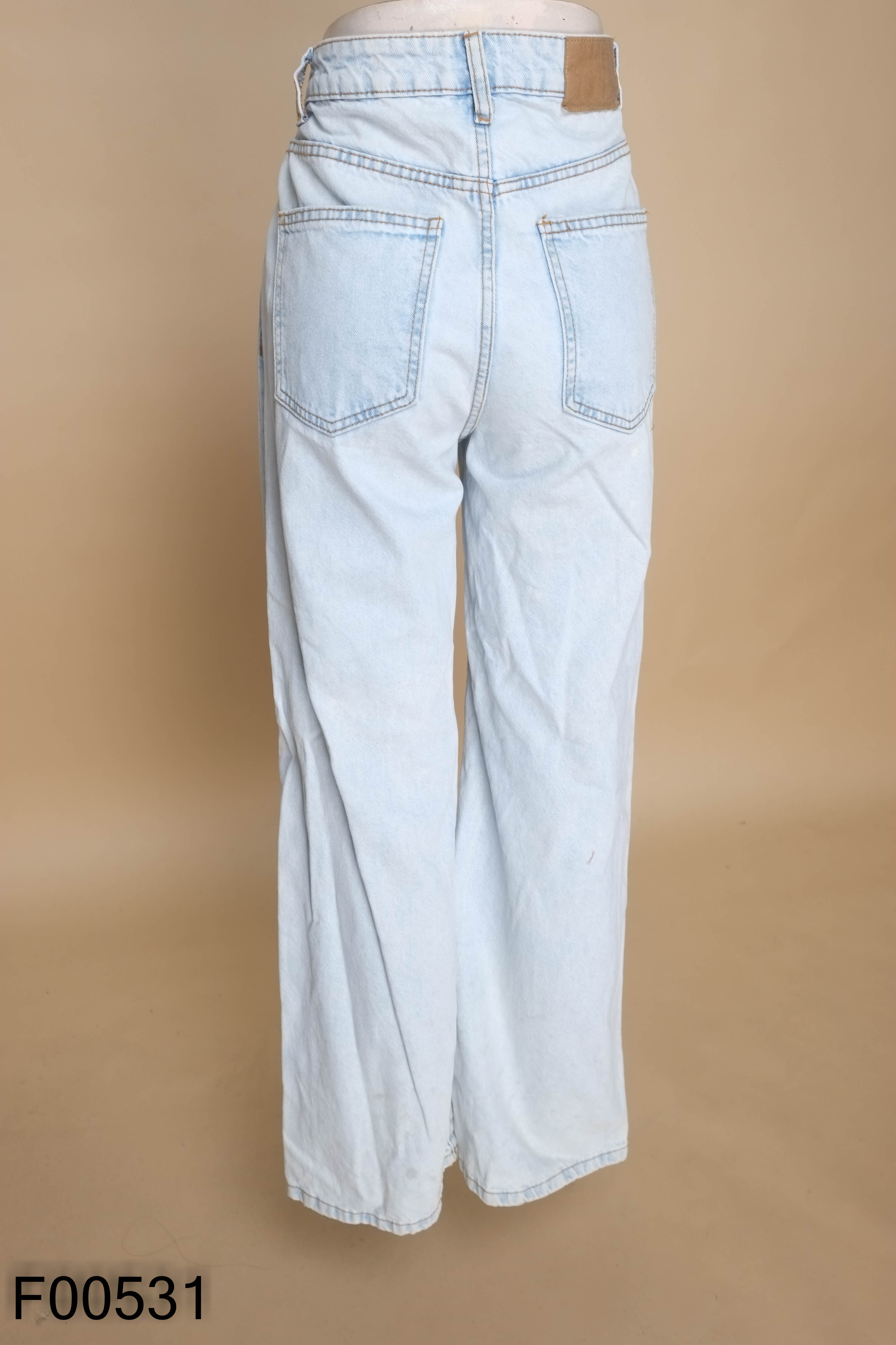Quần jeans xanh nhạt suông