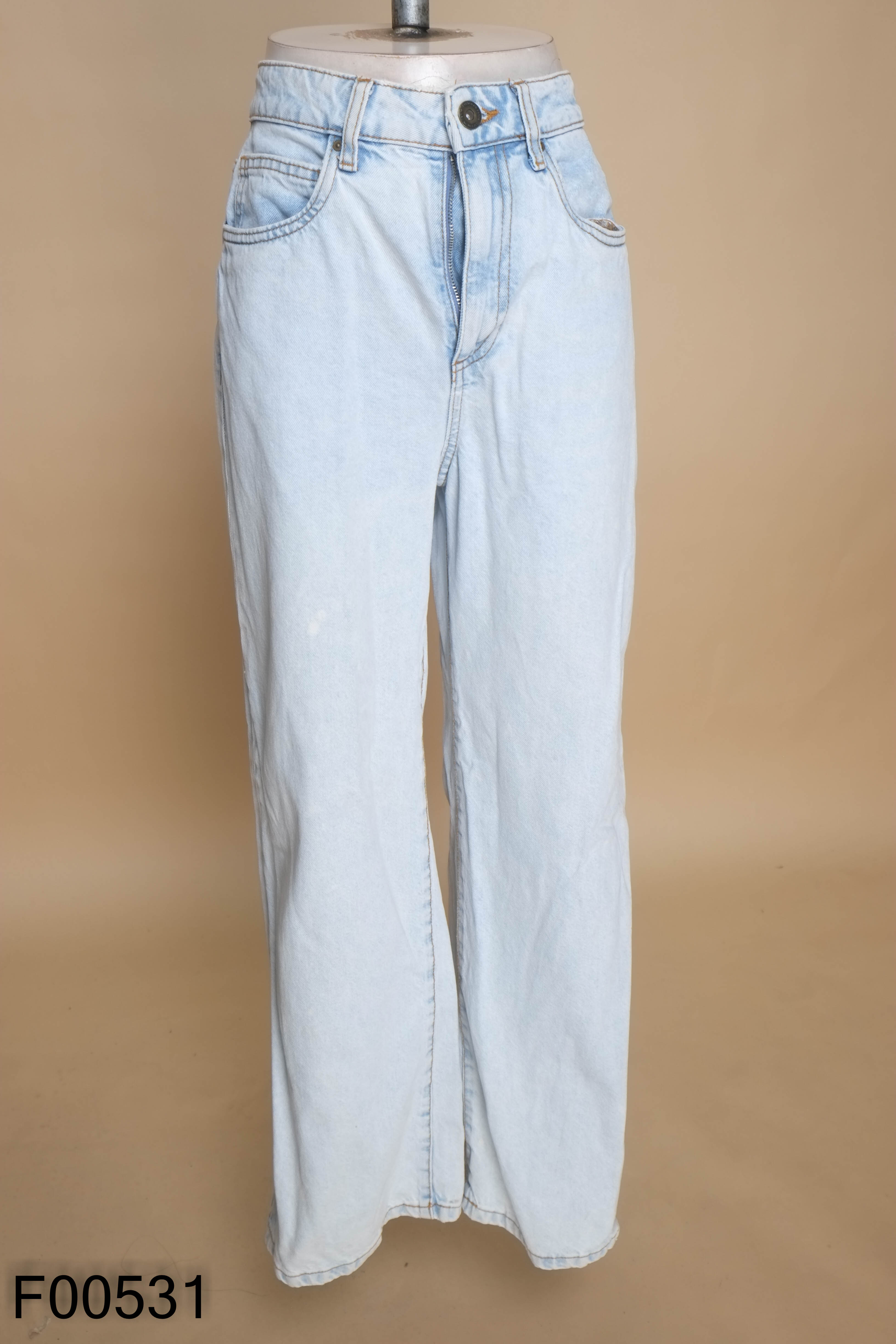 Quần jeans xanh nhạt suông