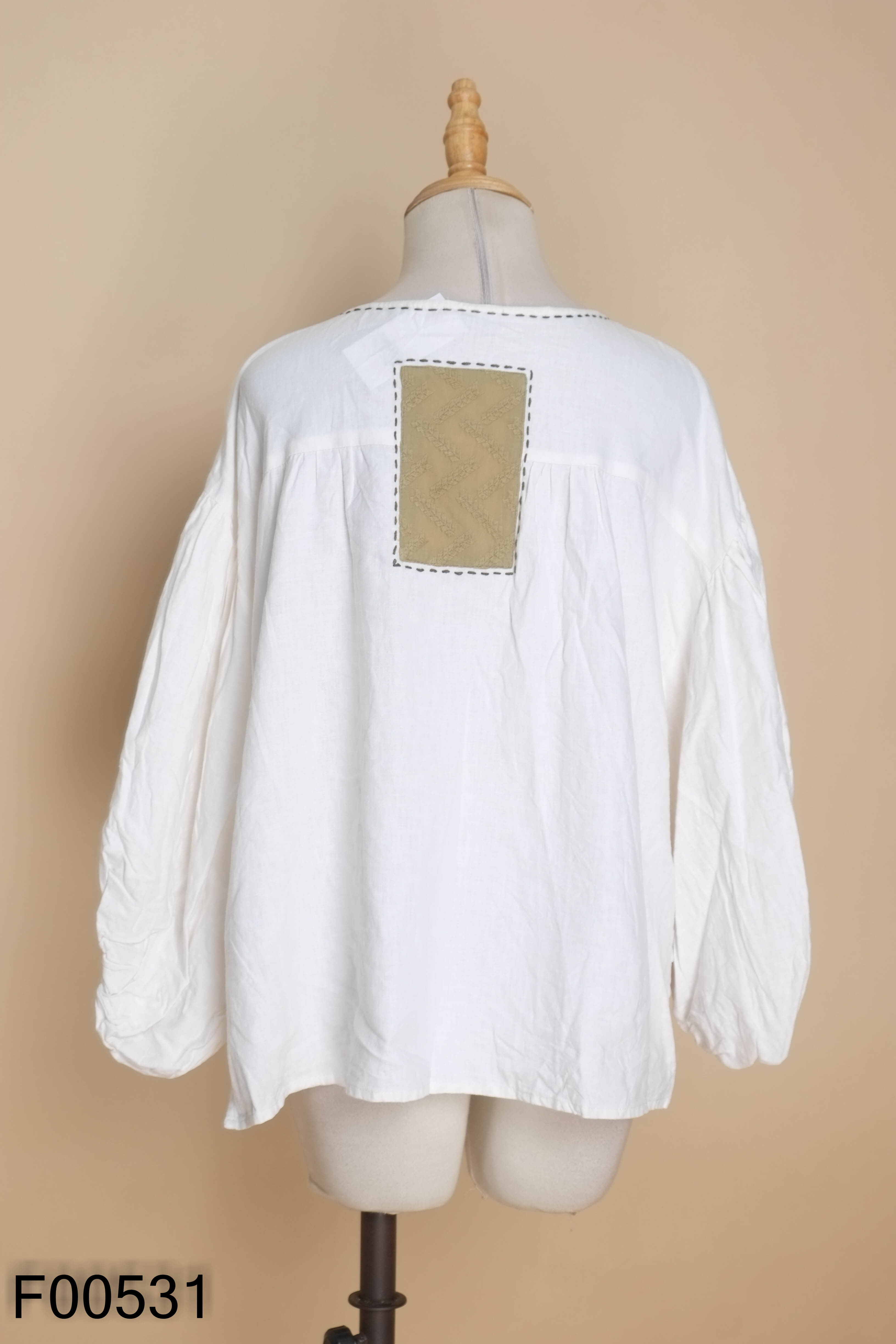 Áo linen be viền chỉ tay phồng