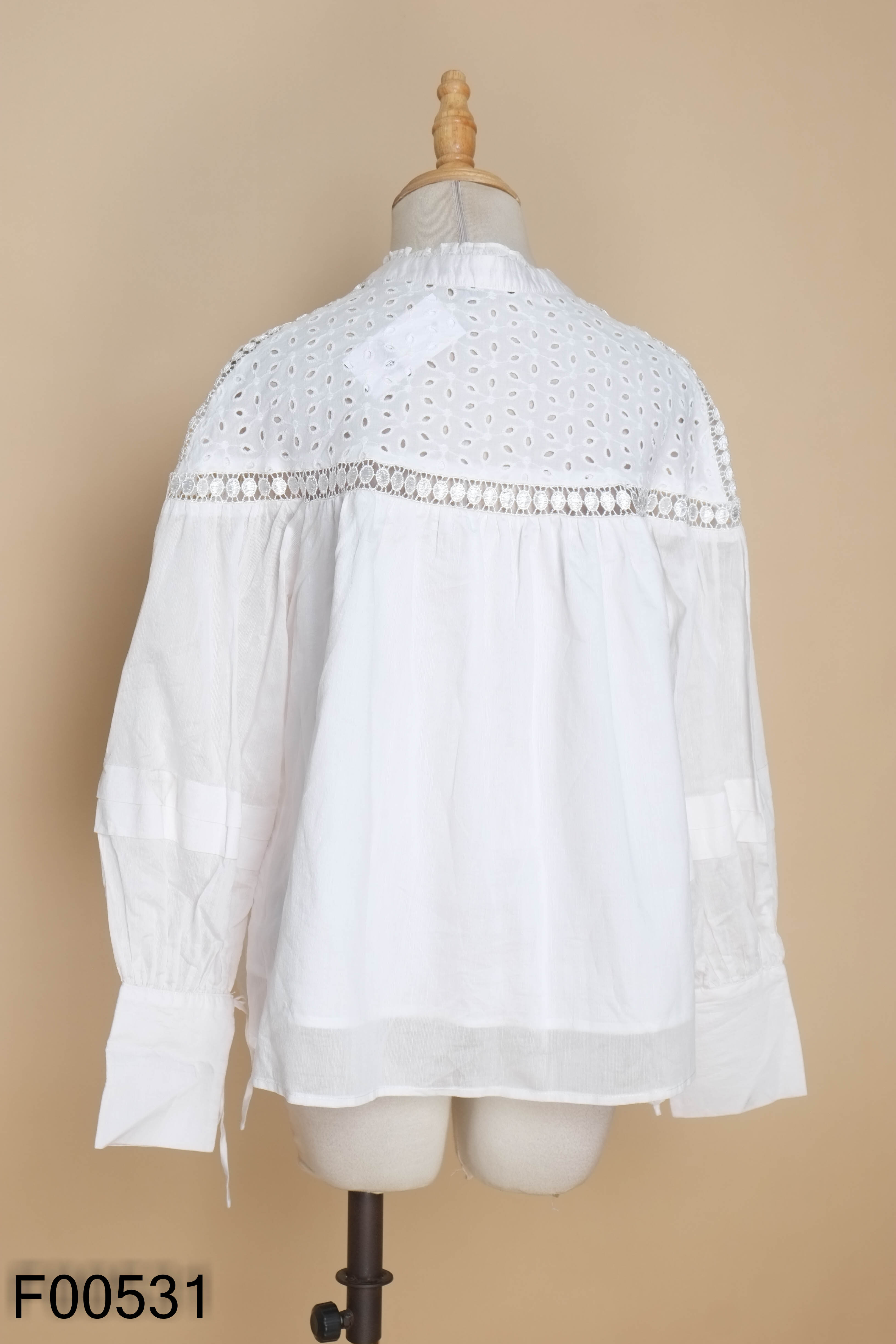 Áo trắng EVERLUXE dập hoa