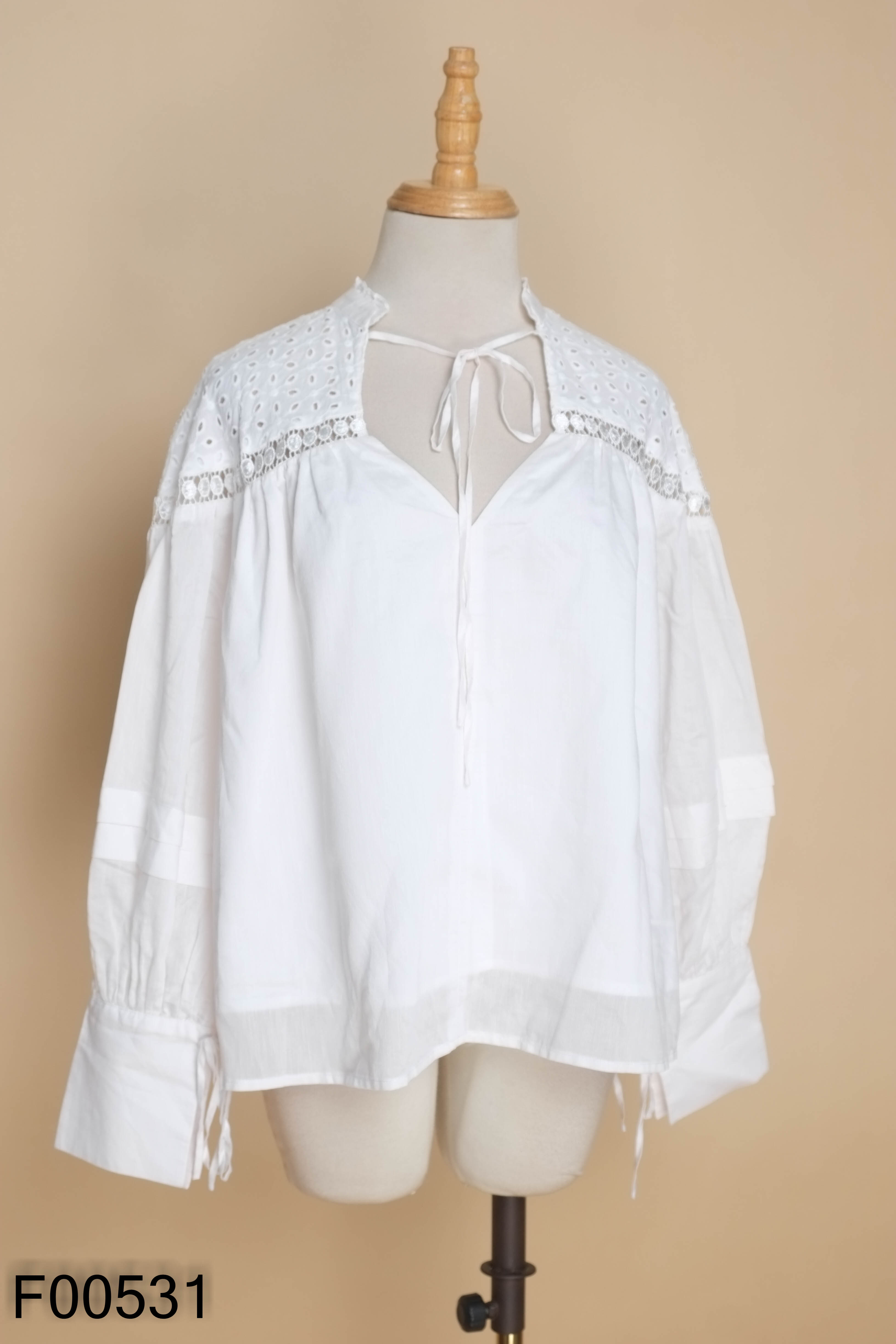 Áo trắng EVERLUXE dập hoa