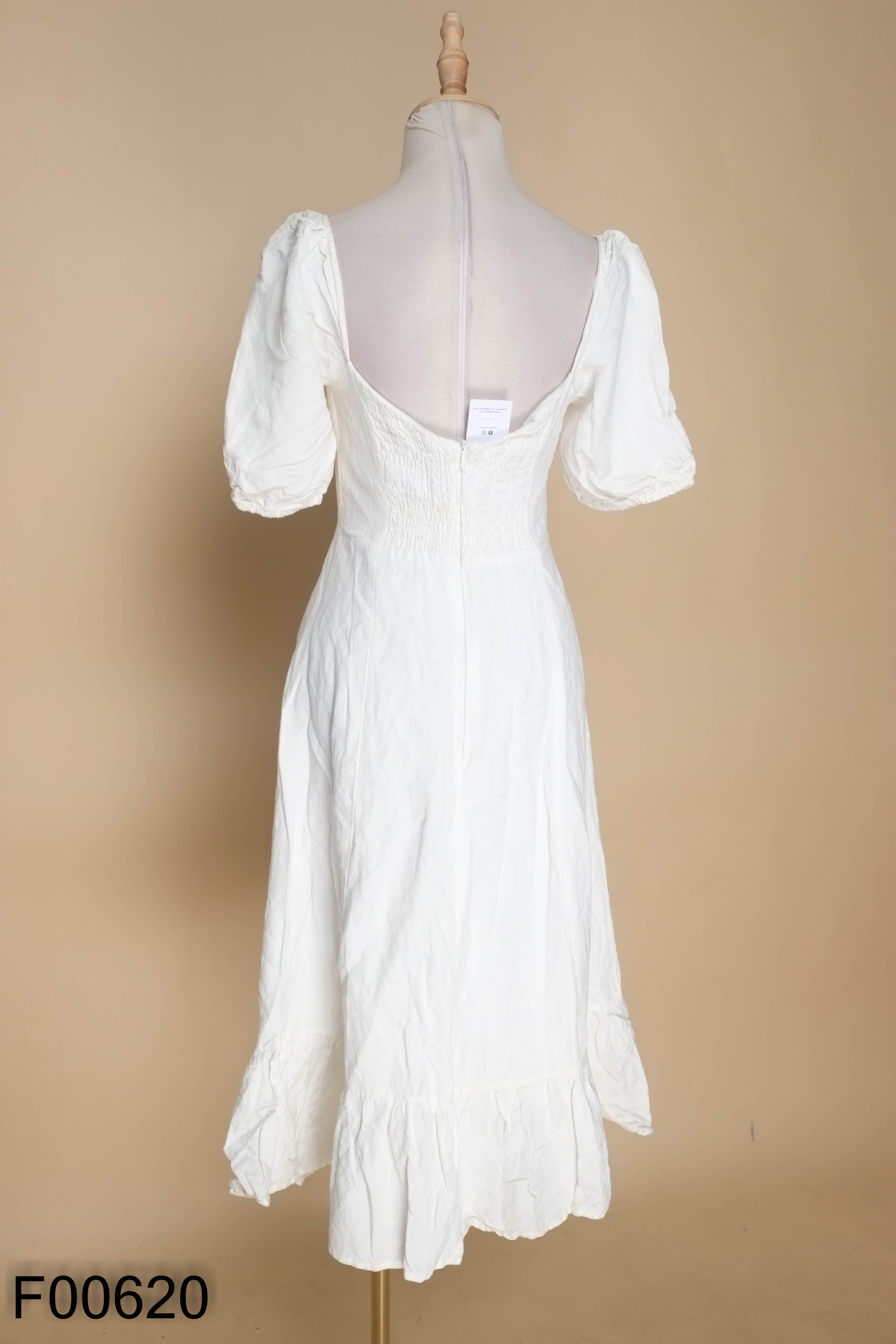 Váy CLOTHES BAR trắng cổ vuông