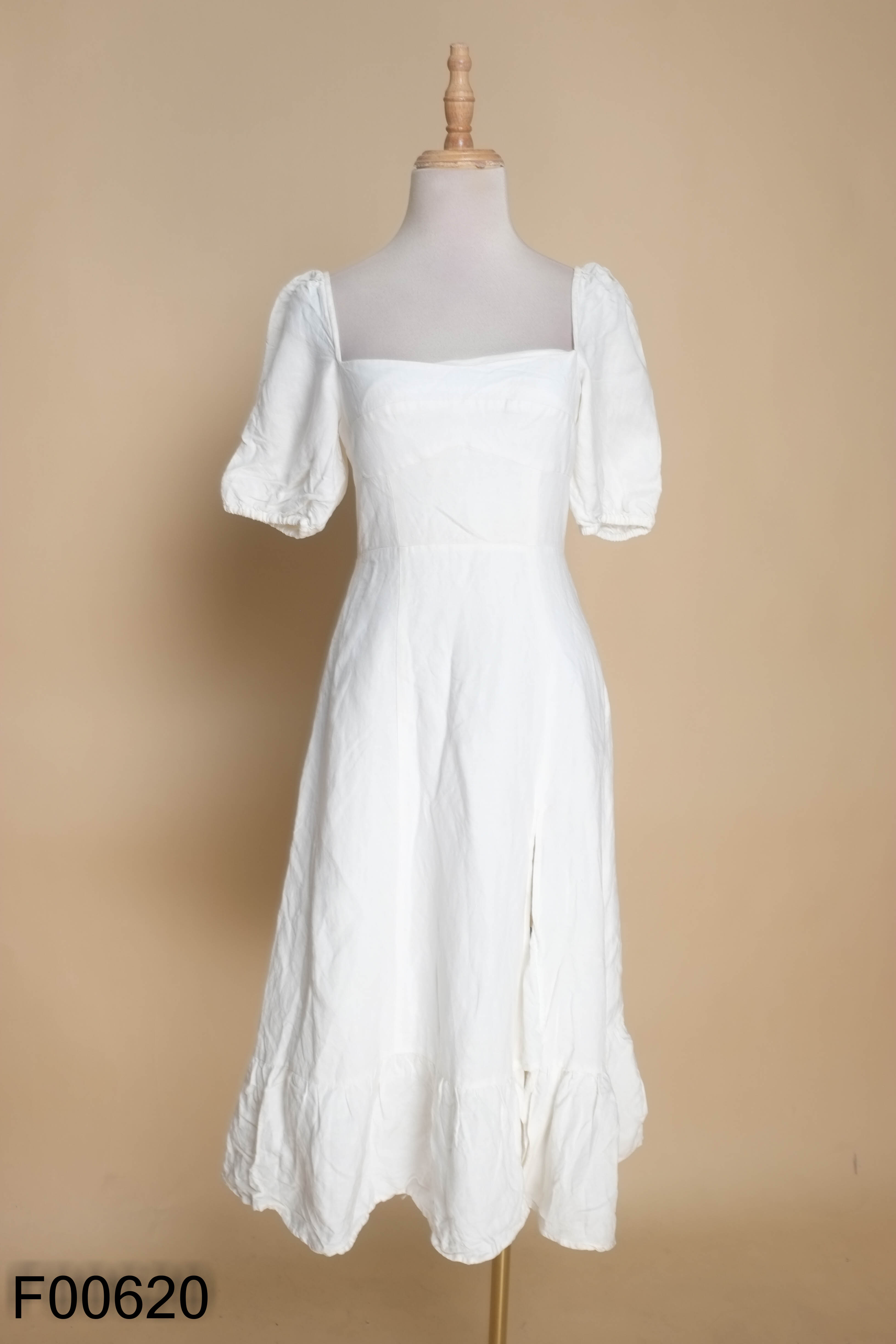 Váy CLOTHES BAR trắng cổ vuông