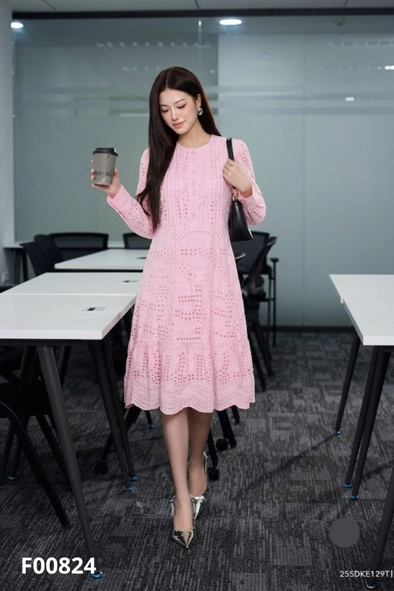 Váy hồng họa tiết lỗ