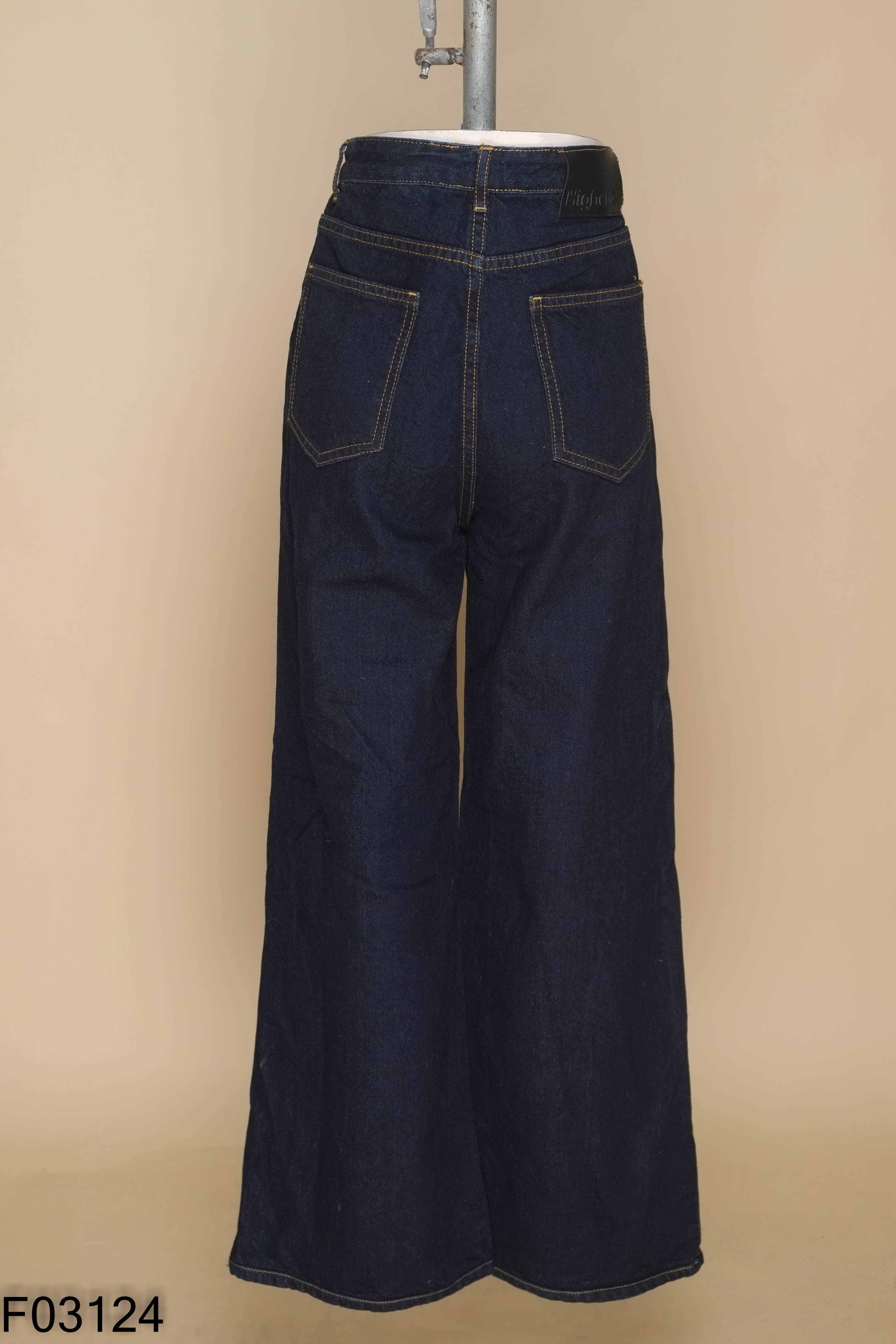 Quần jeans xanh ống suông\
