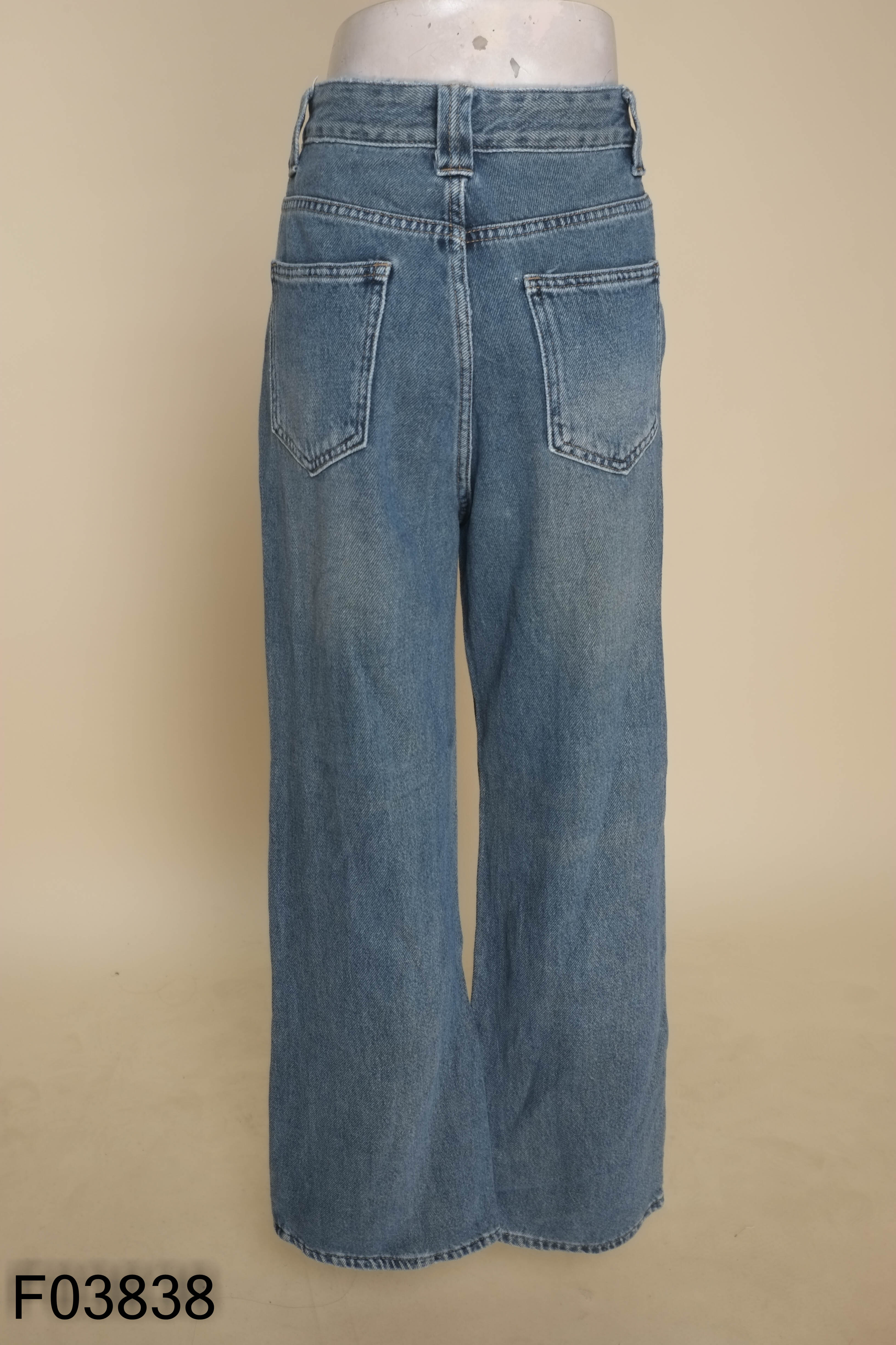 Quần jeans xanh trơn suông