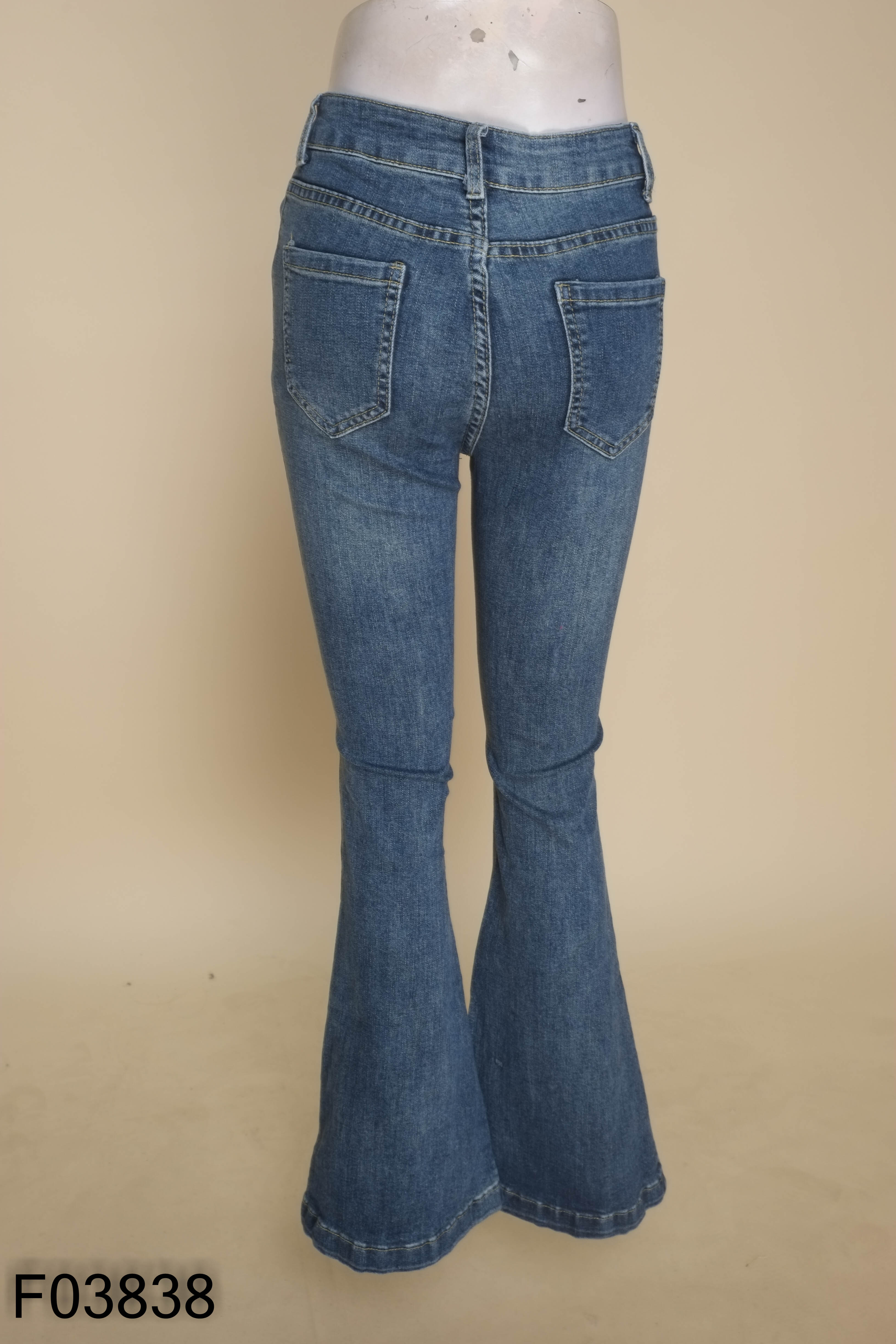 Quần jeans xanh trơn loe ống