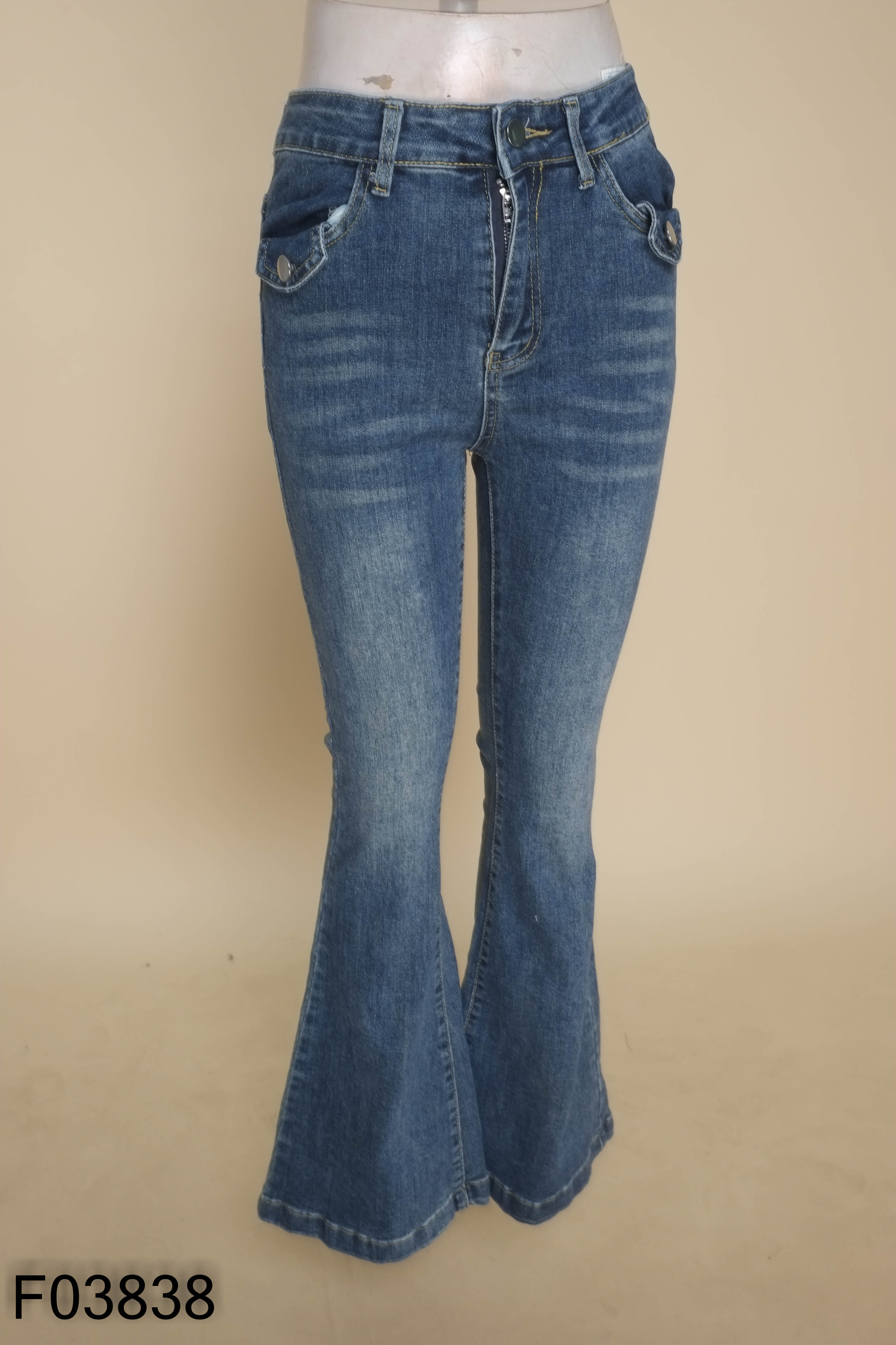 Quần jeans xanh trơn loe ống