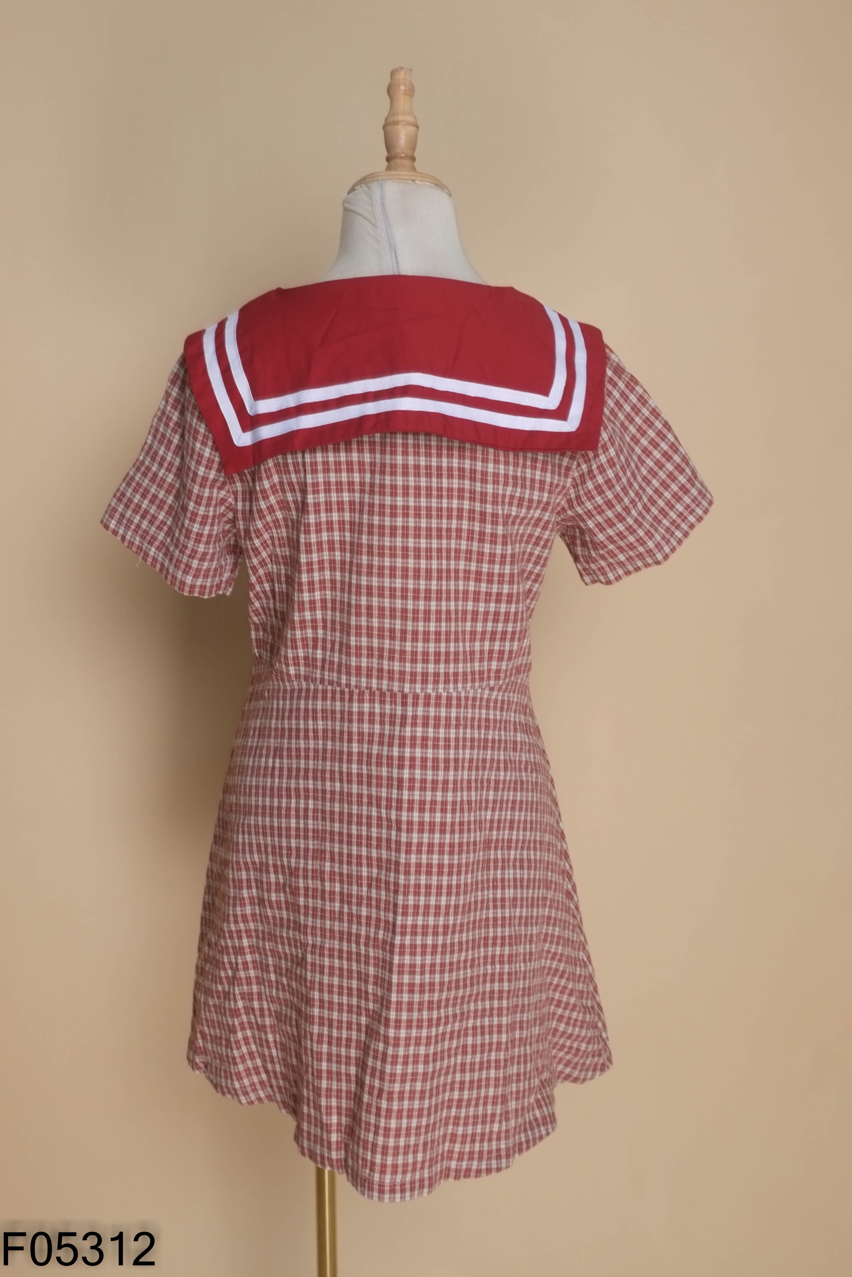 Váy đỏ kẻ cổ vạt