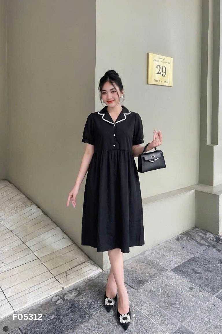 Váy đen phối cúc viền ren trắng
