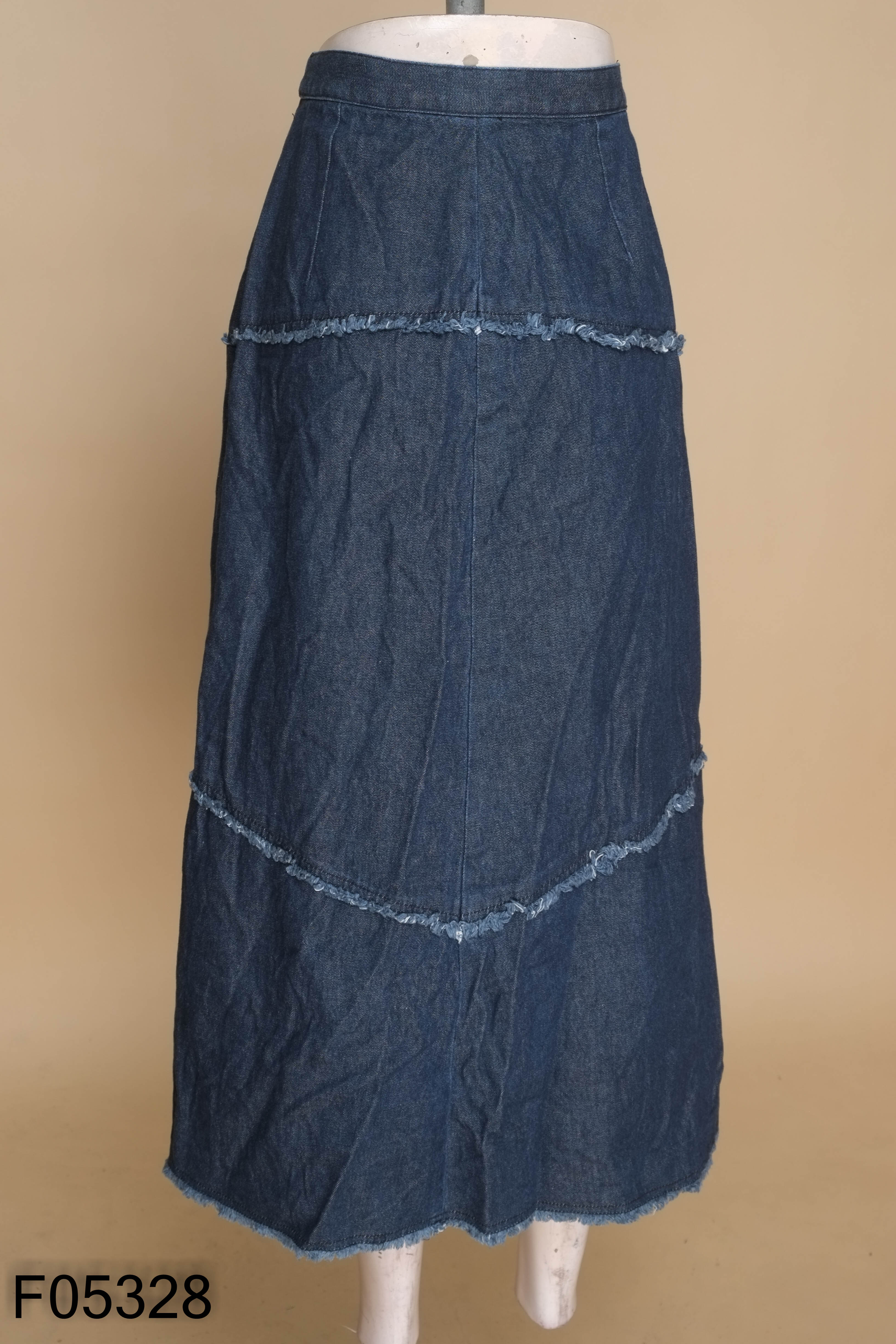 Chân váy jeans xanh viền tua rua