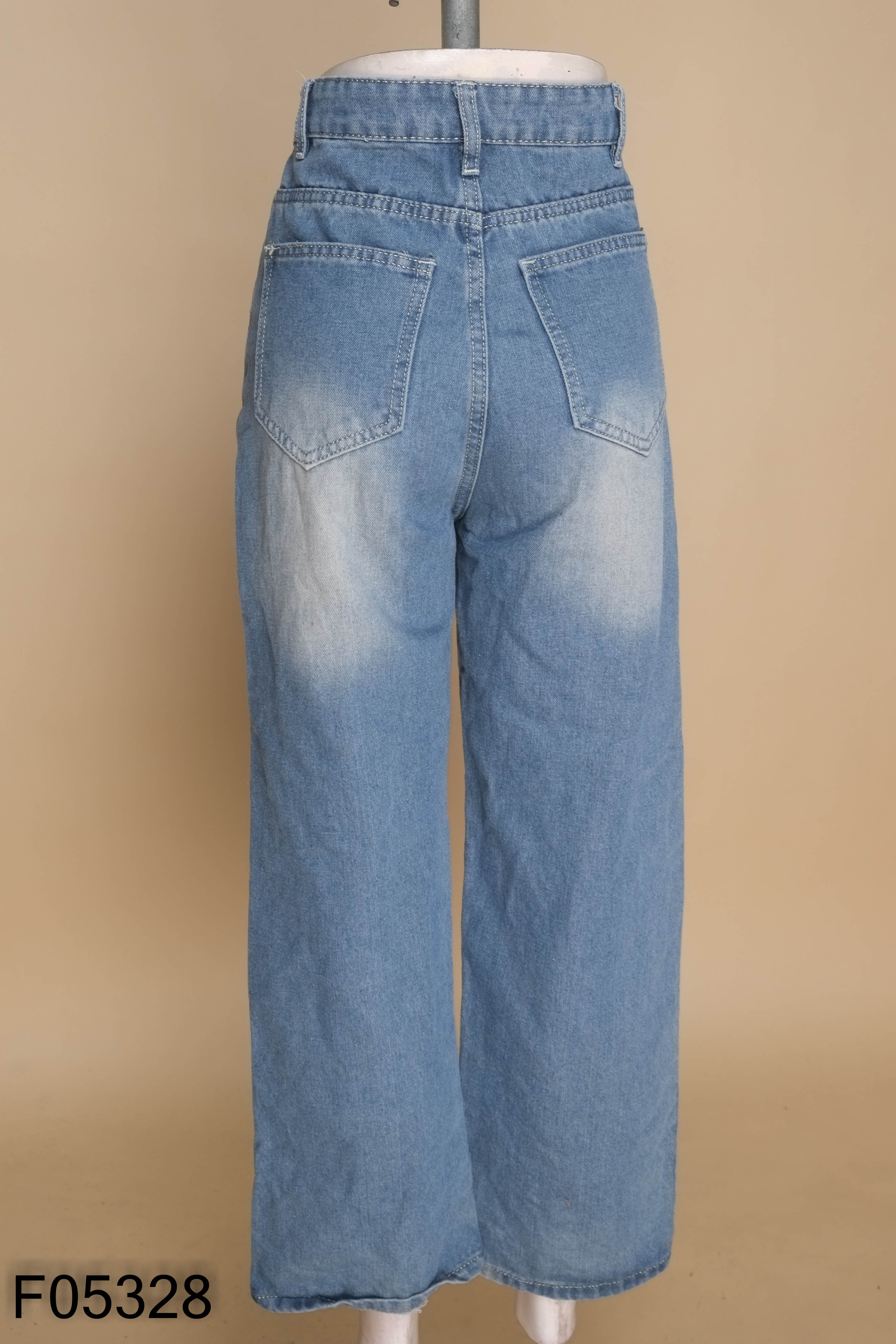 Quần jeans xanh trơn