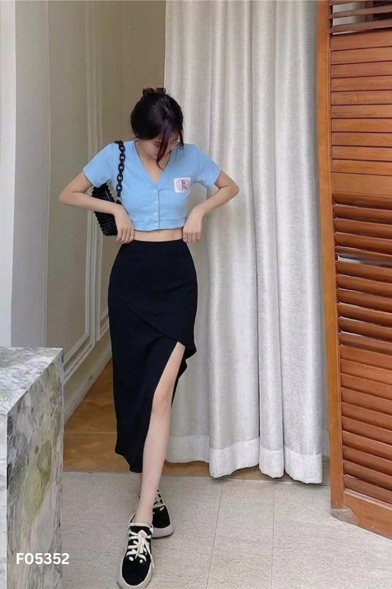 Set áo xanh cổ V + chân váy đen chéo tà