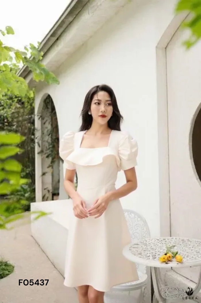 Váy be trơn cổ vuông