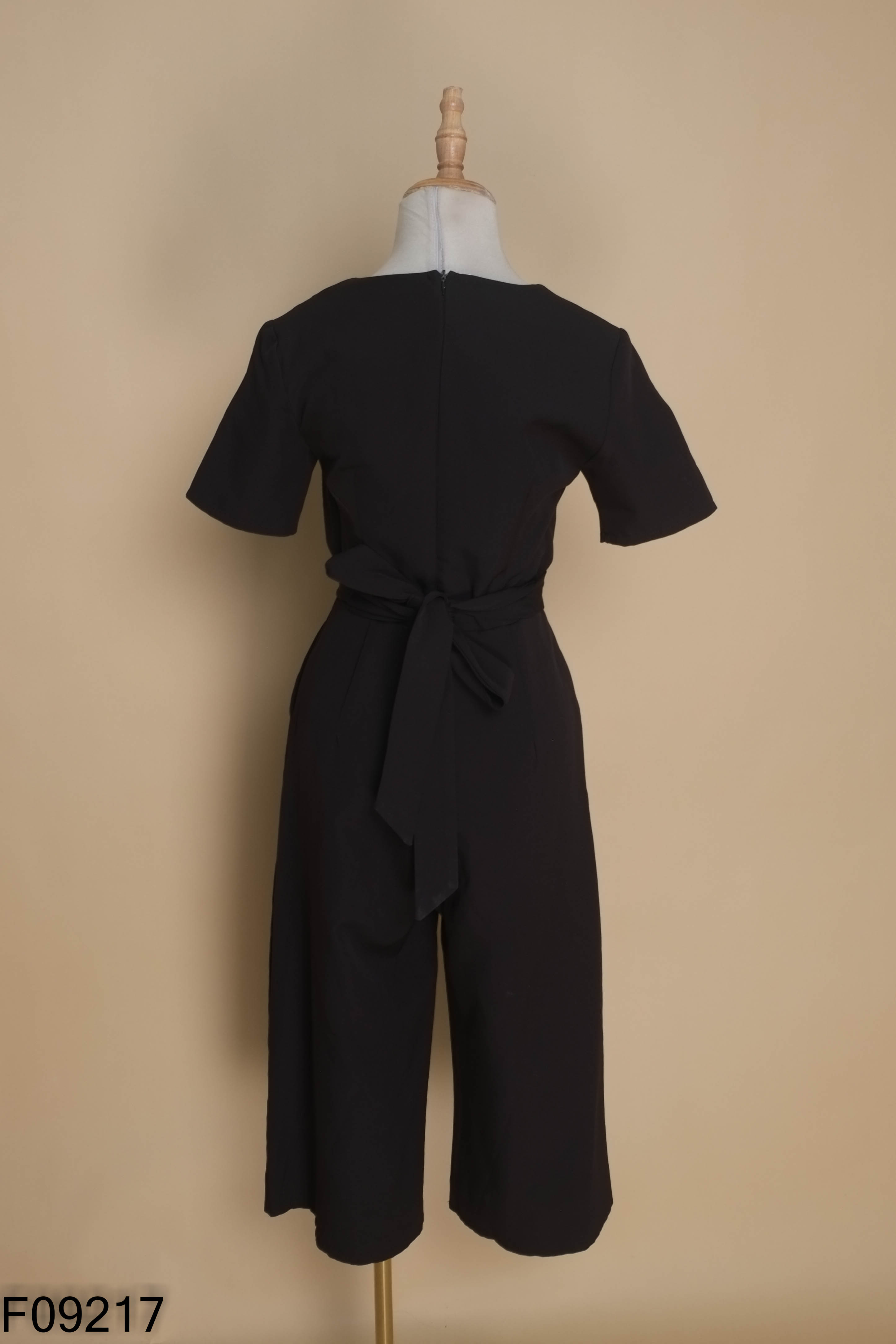Jumpsuits đen buộc eo
