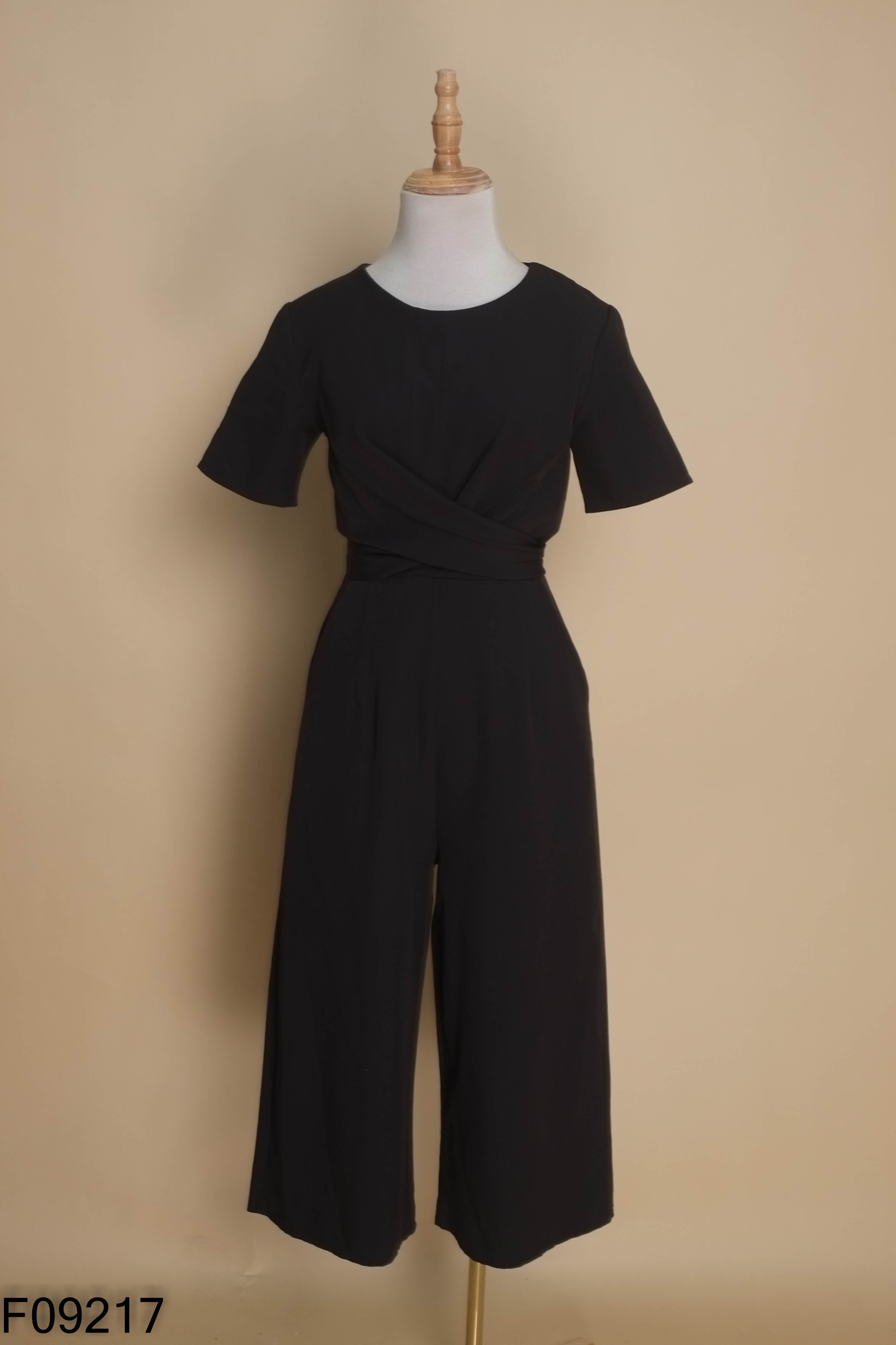 Jumpsuits đen buộc eo