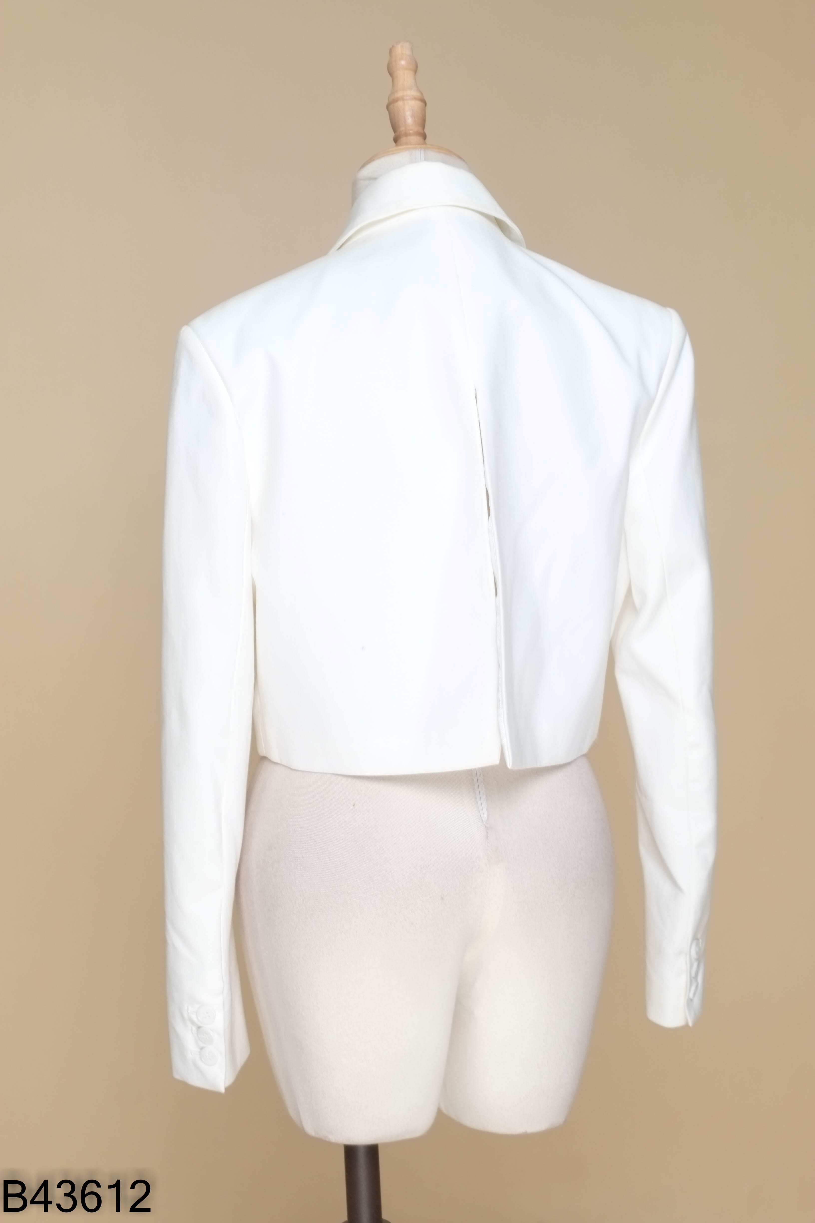 Áo blazer trắng dáng ngắn