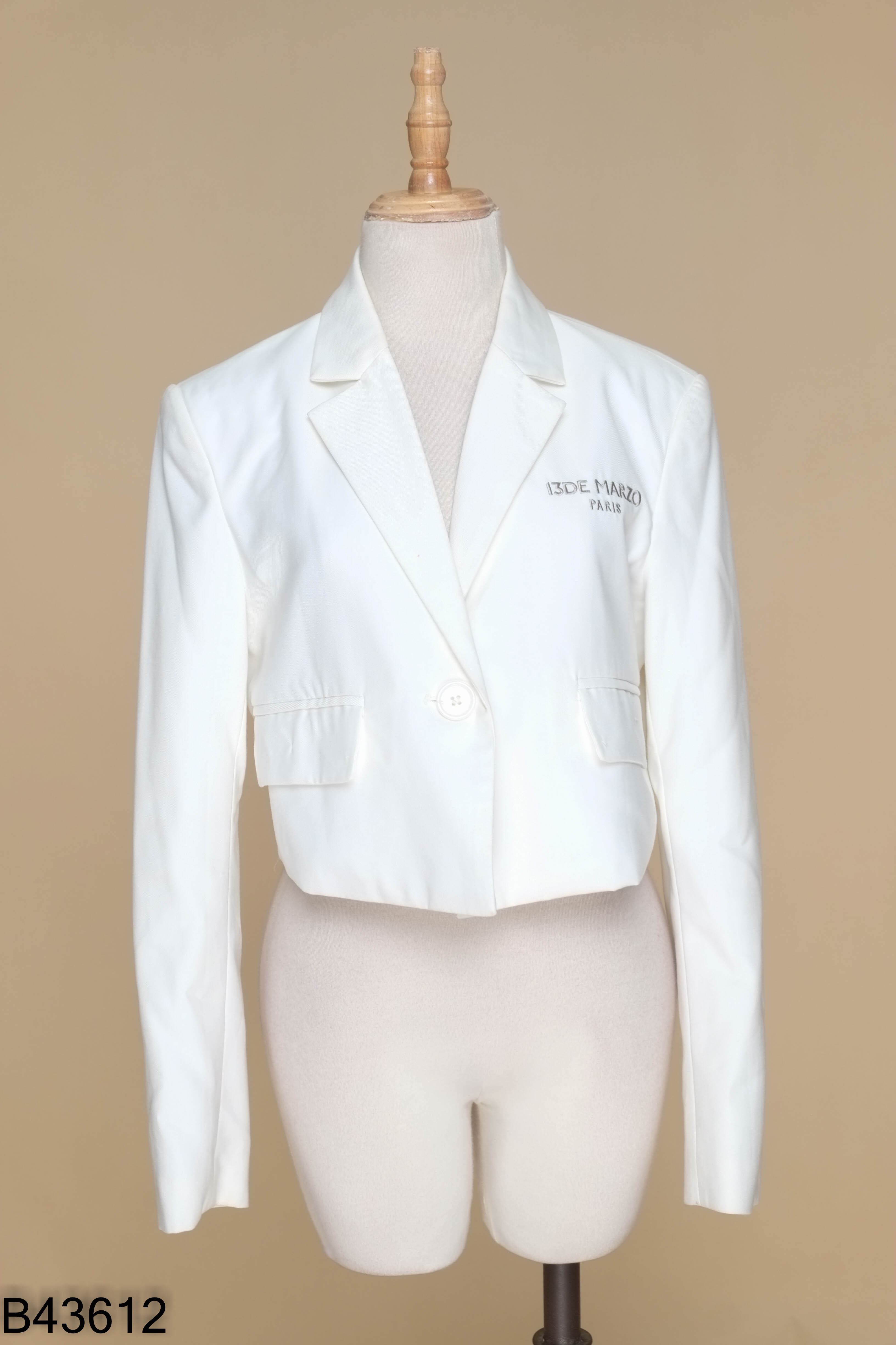 Áo blazer trắng dáng ngắn