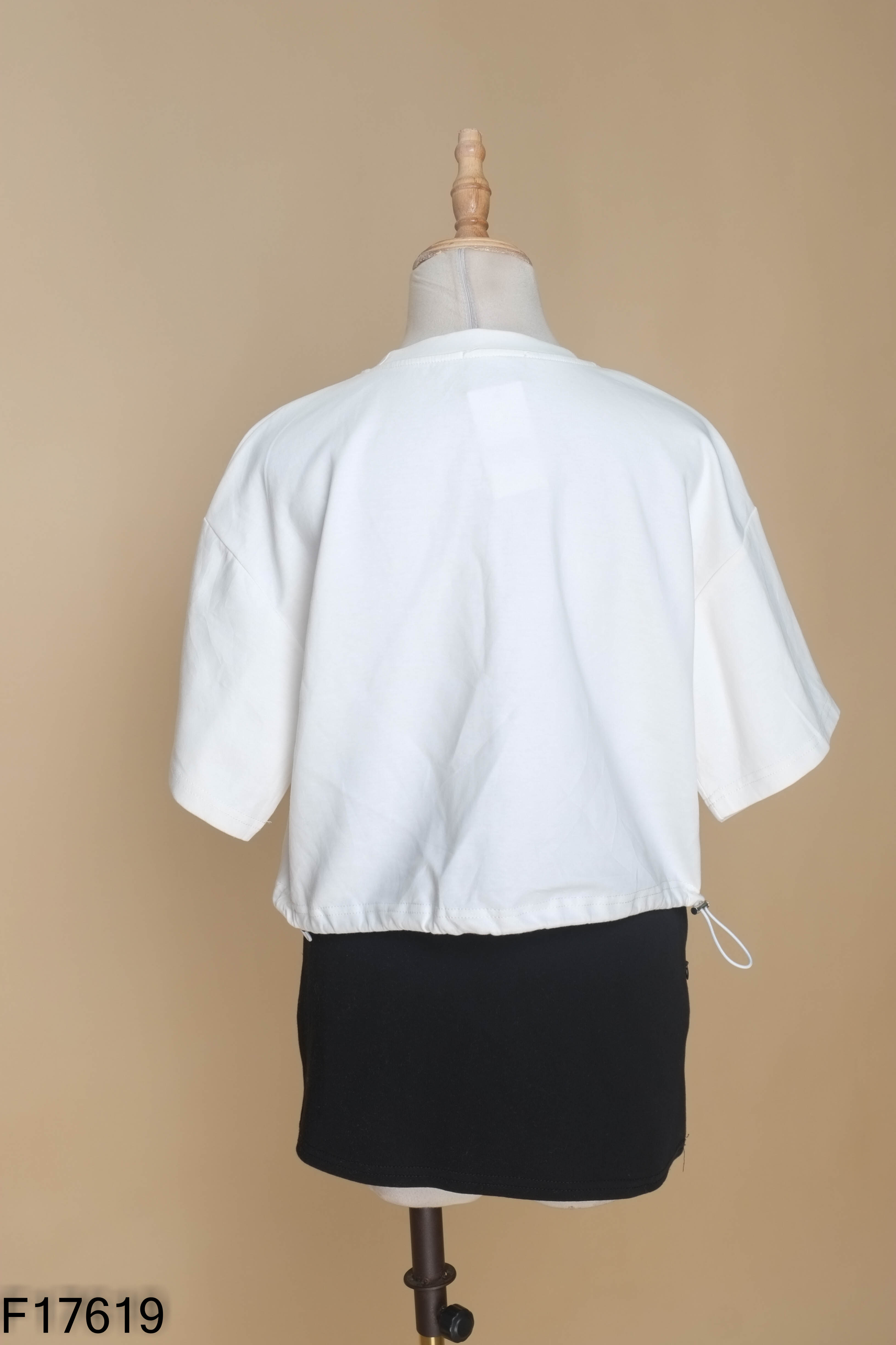 SET Áo trắng in chữ + chân váy đen