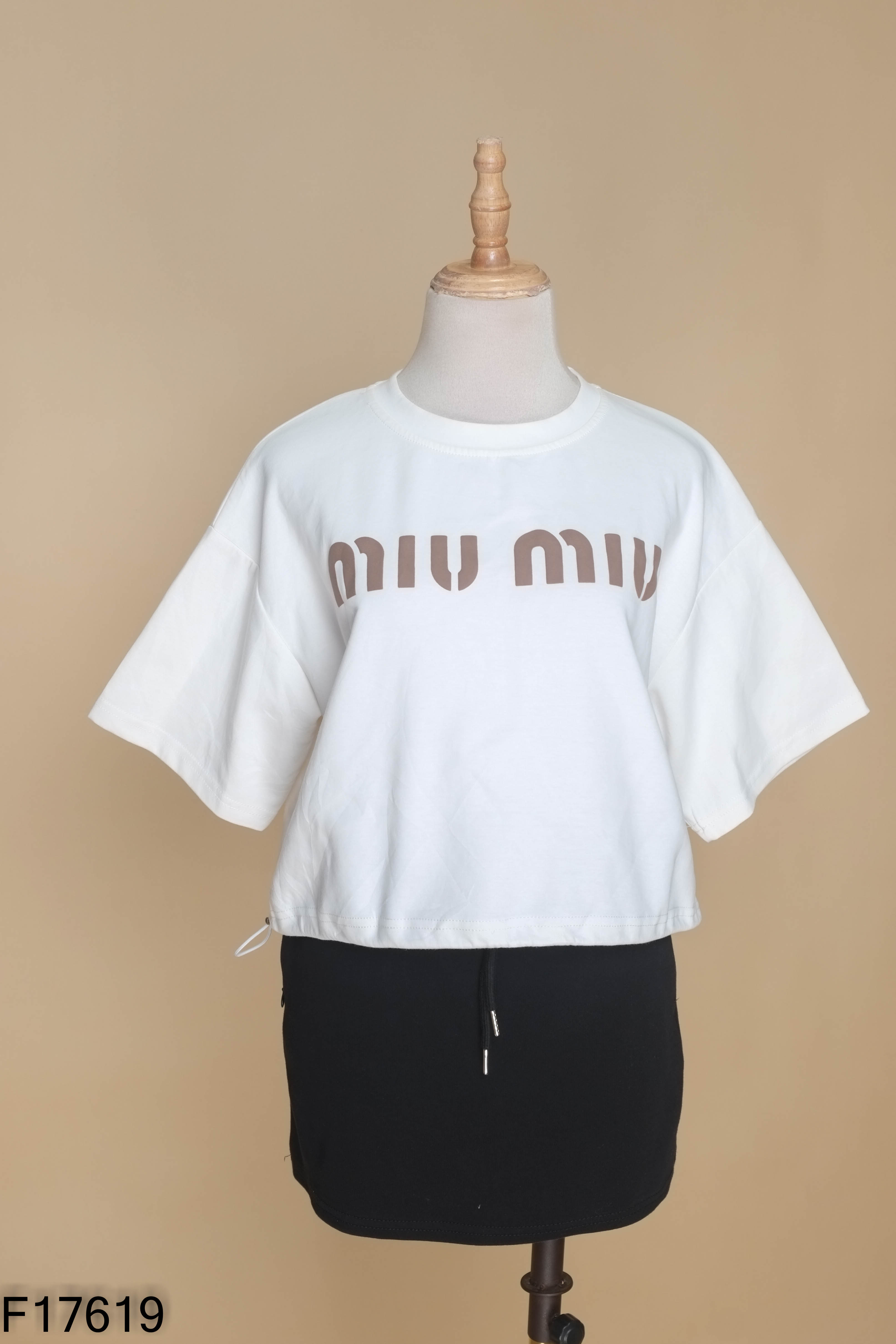 SET Áo trắng in chữ + chân váy đen