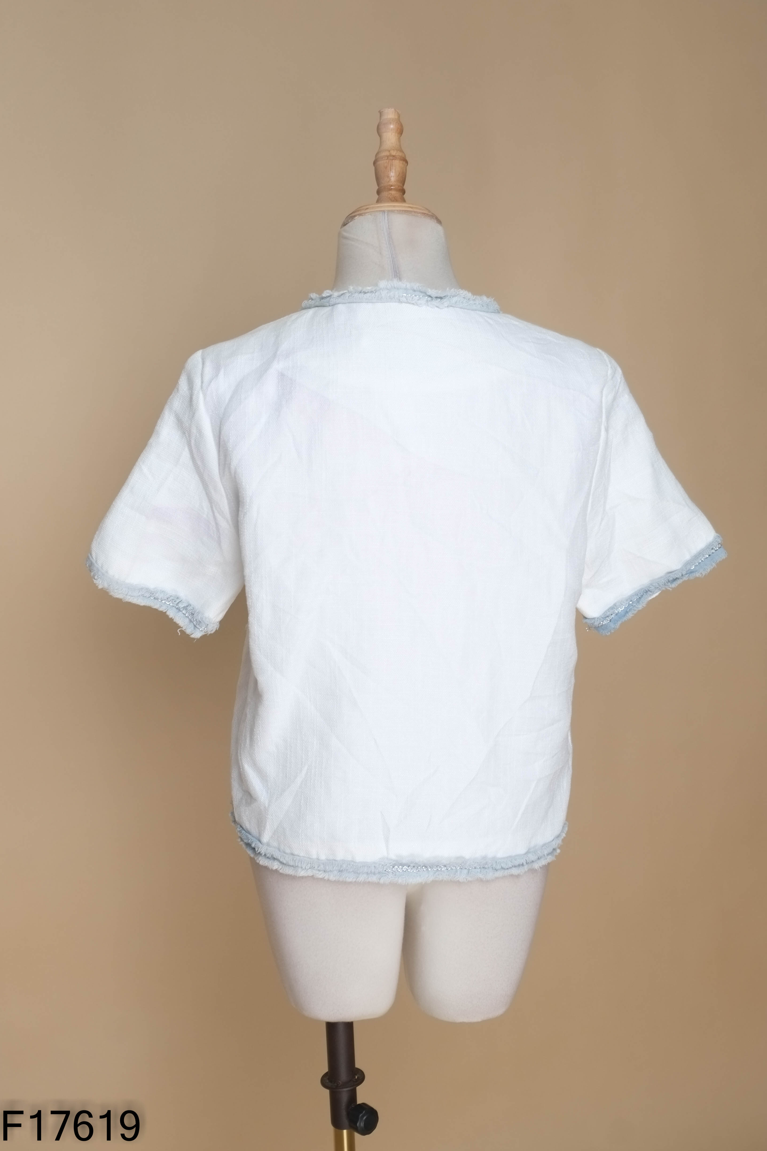 Áo trắng viền xanh cúc ngọc