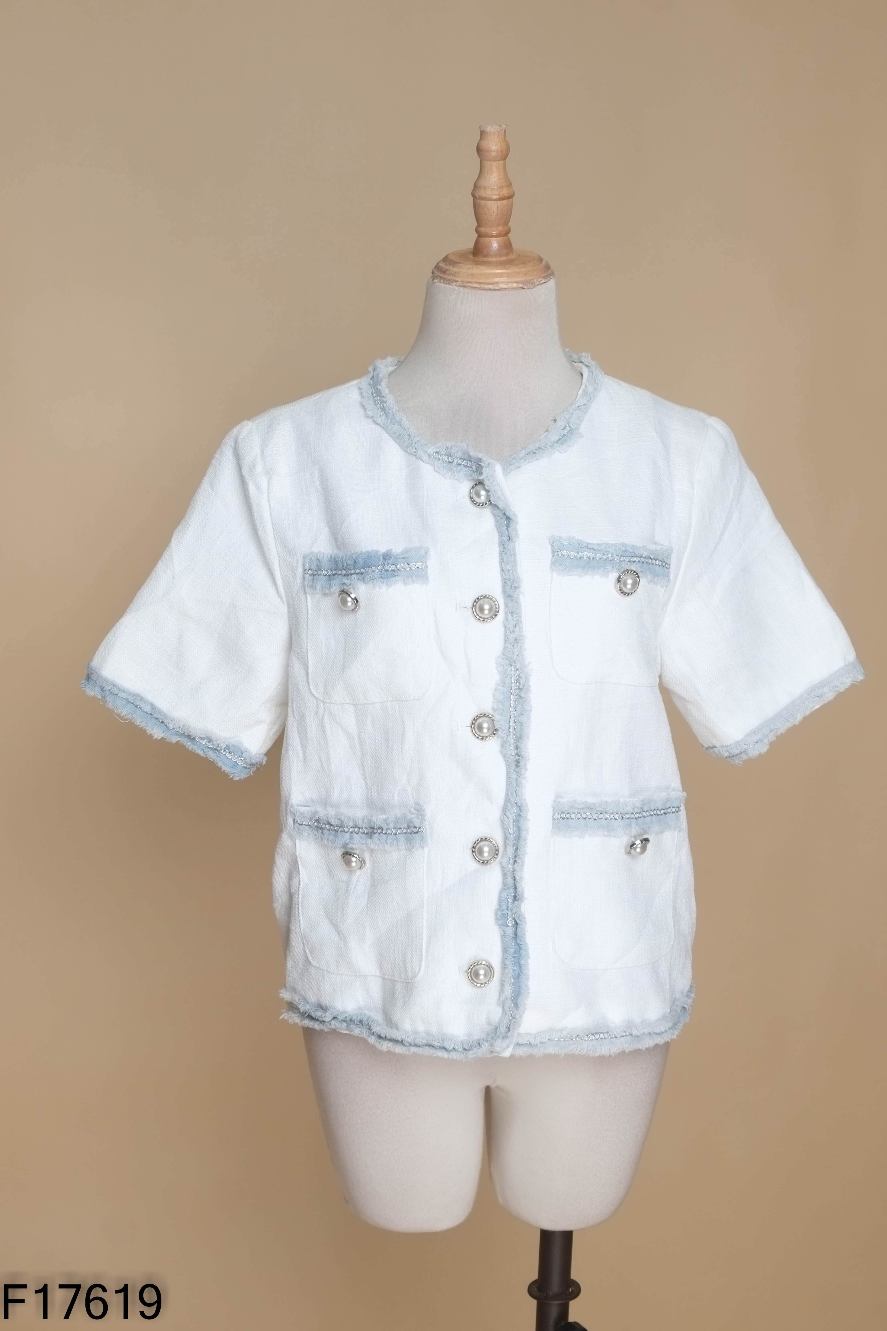 Áo trắng viền xanh cúc ngọc
