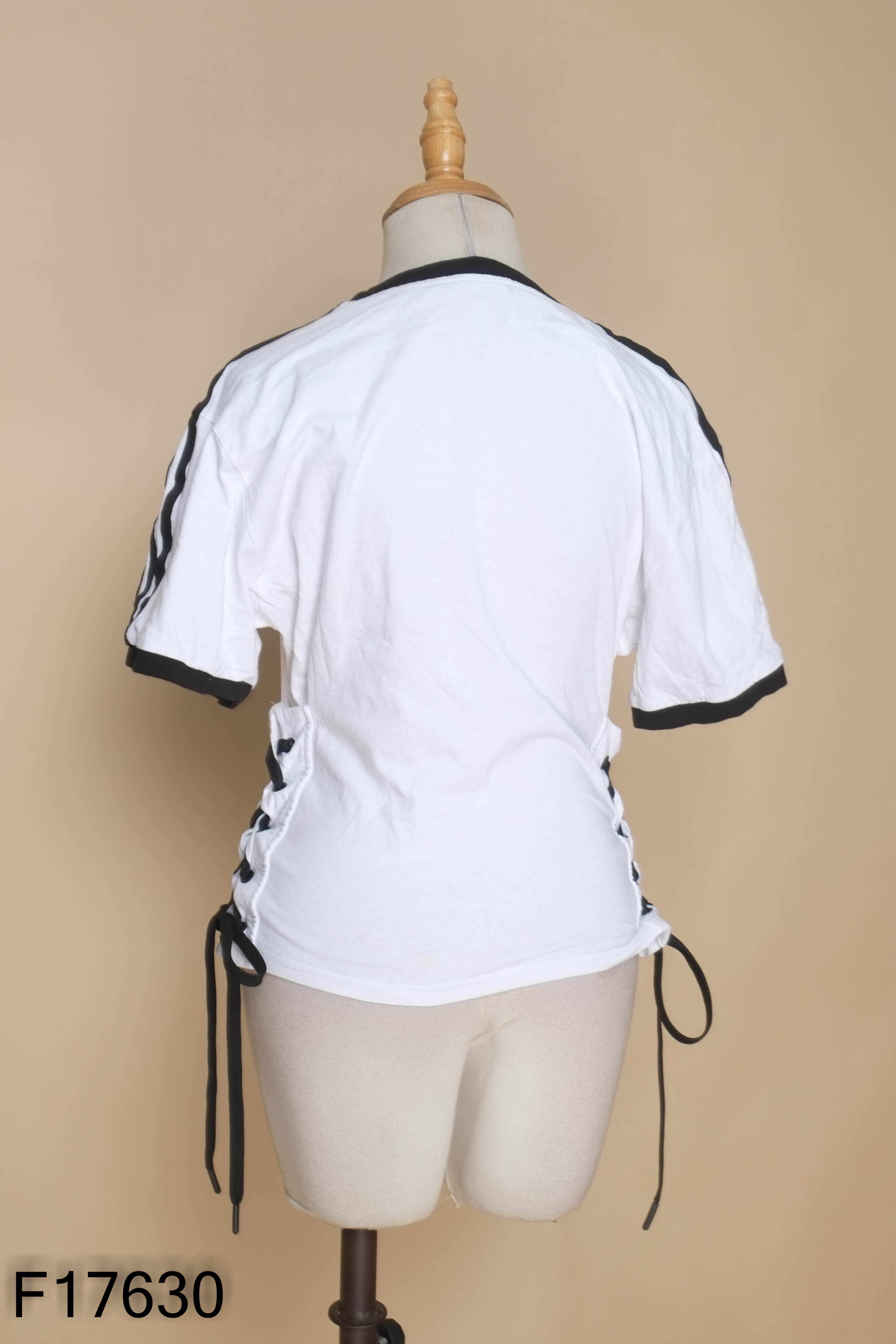 Áo trắng sọc đen đan dây