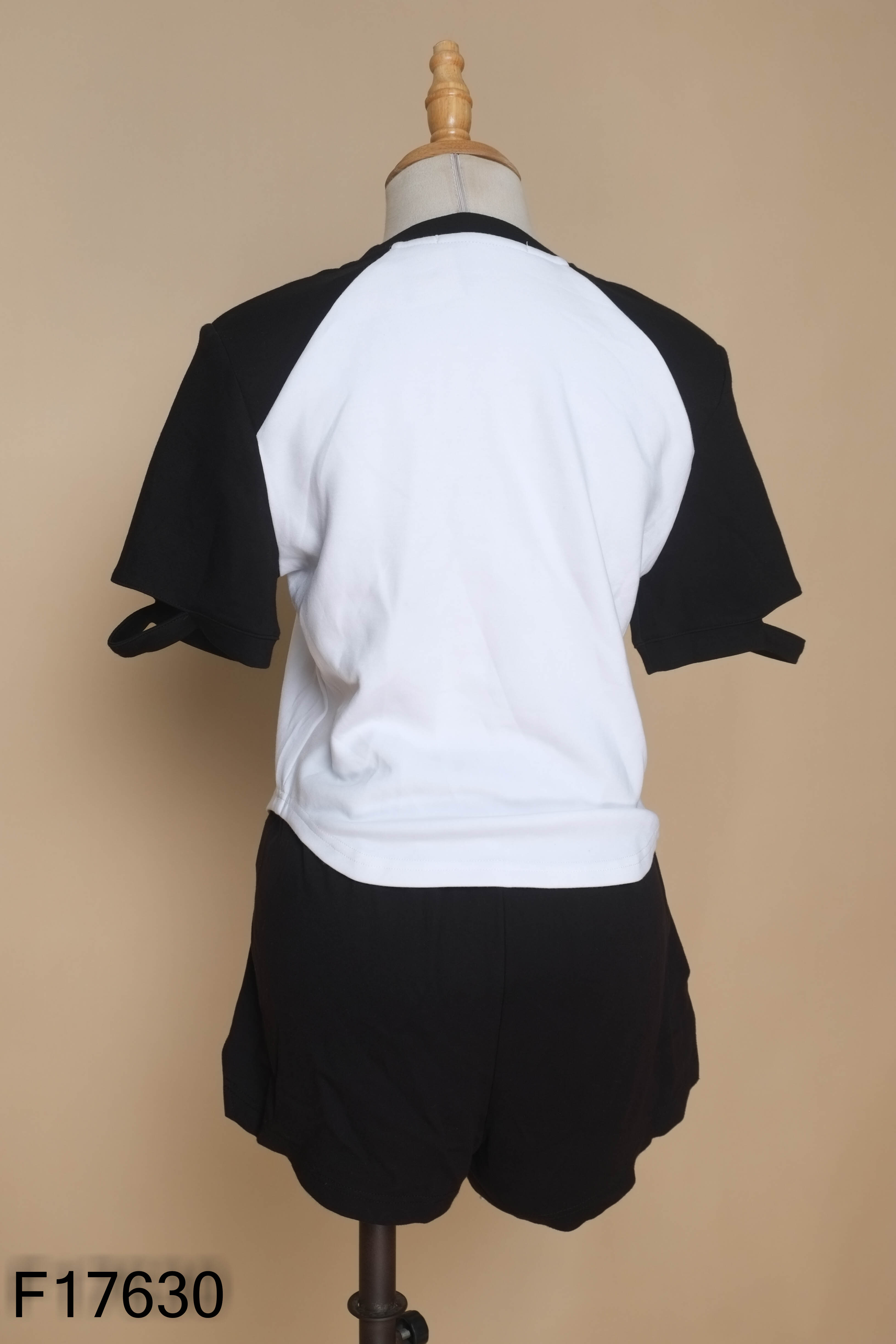 Set Áo trắng phối tay đen + quần shorts