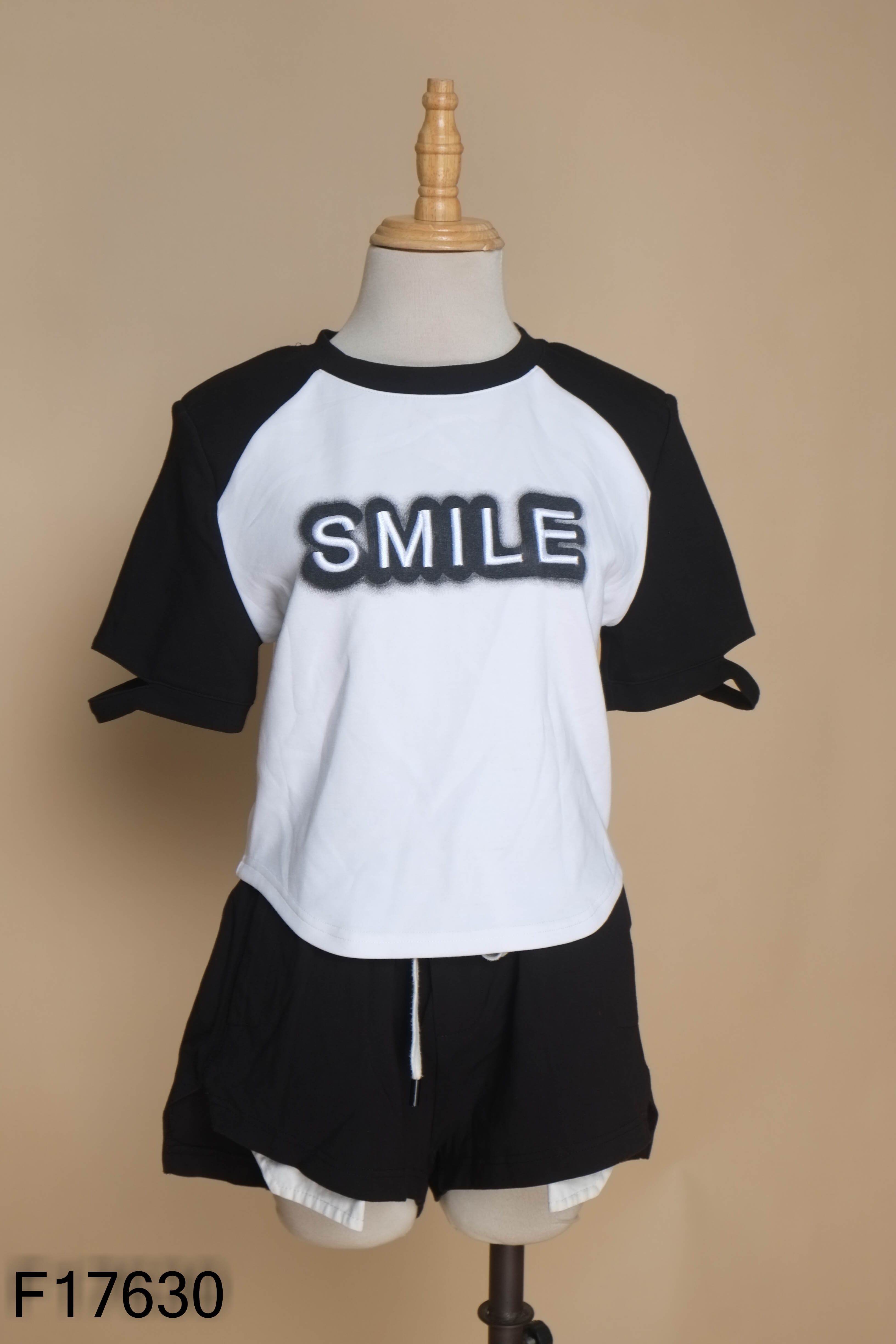 Set Áo trắng phối tay đen + quần shorts