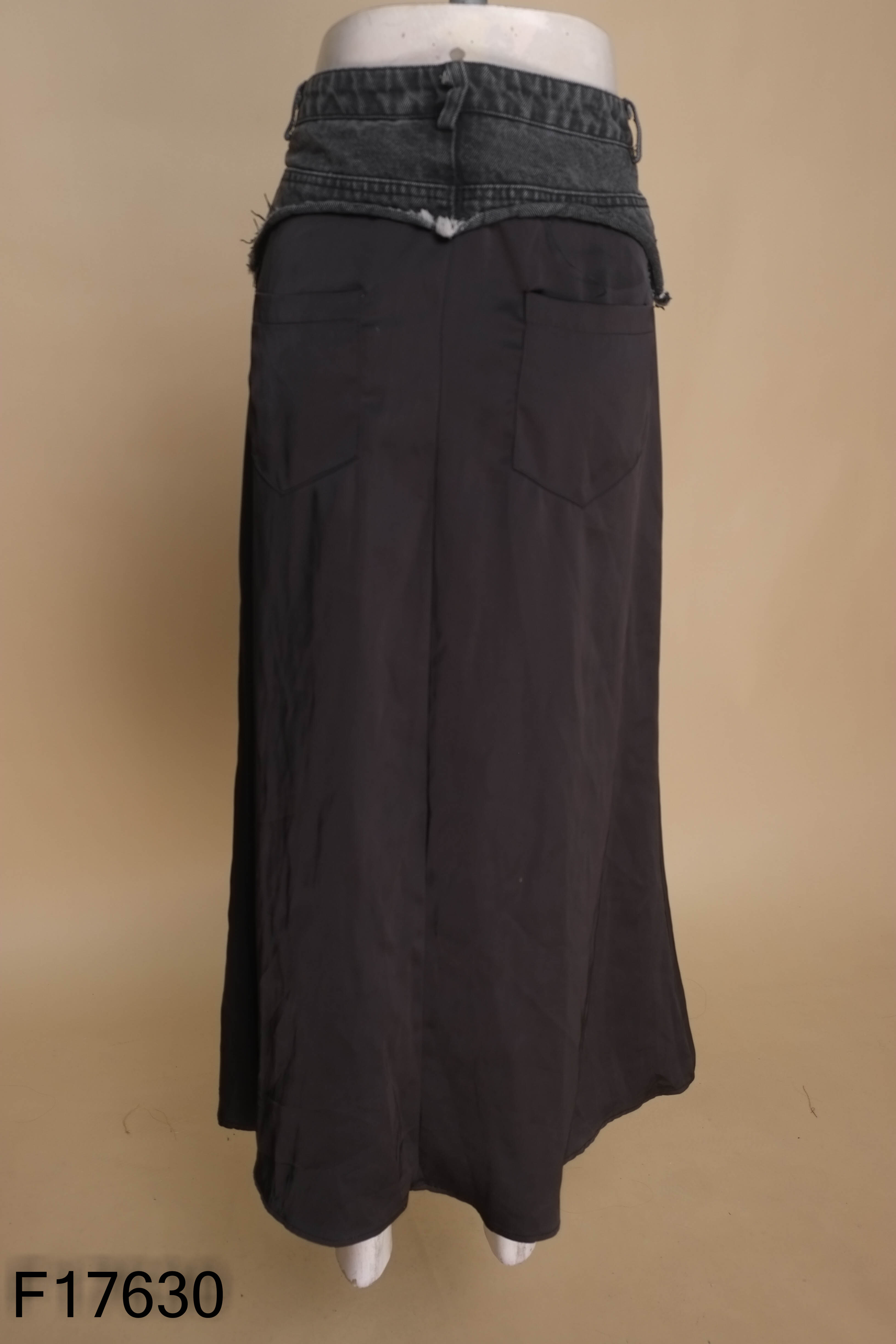 Chân váy lụa đen phối jeans xám