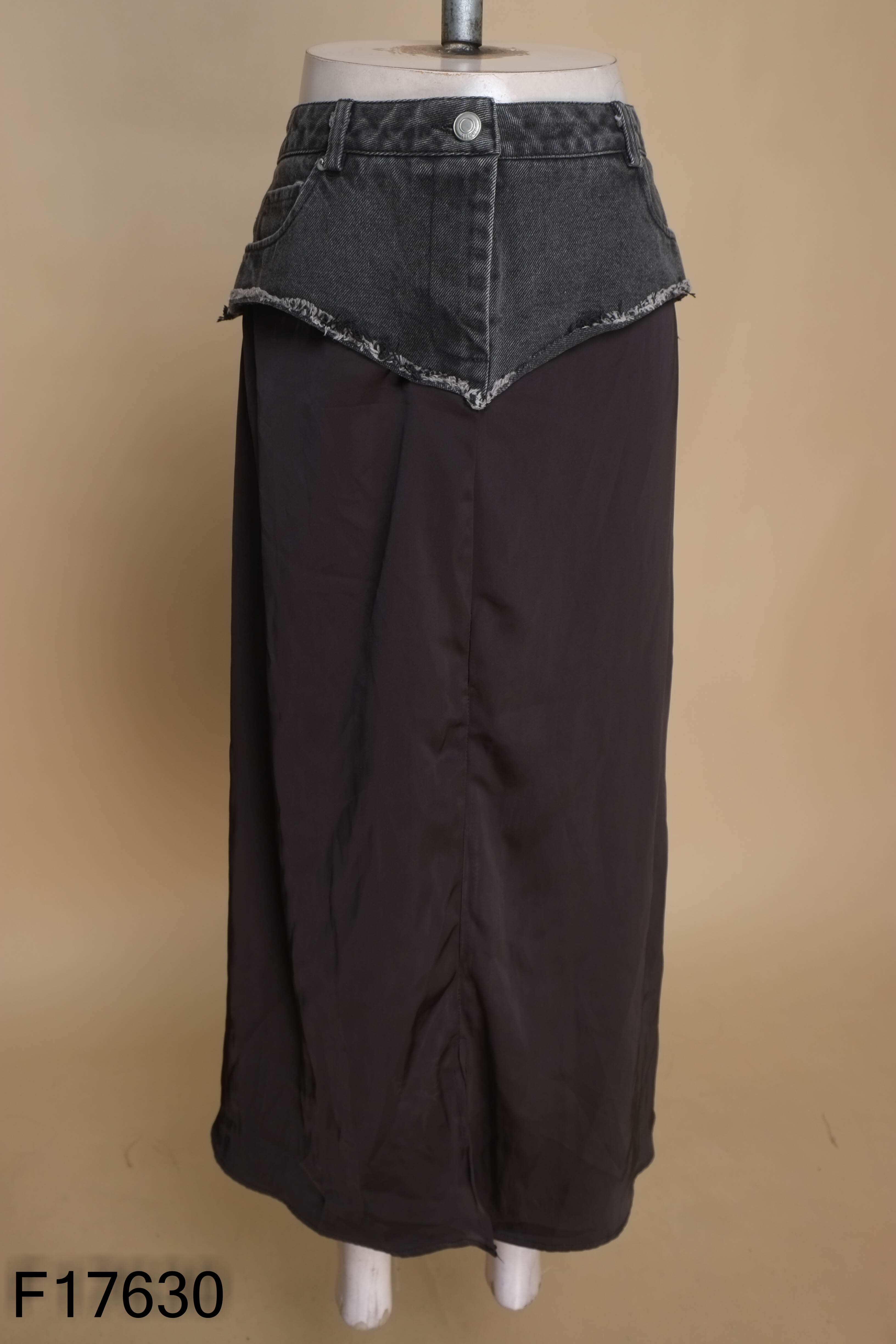 Chân váy lụa đen phối jeans xám