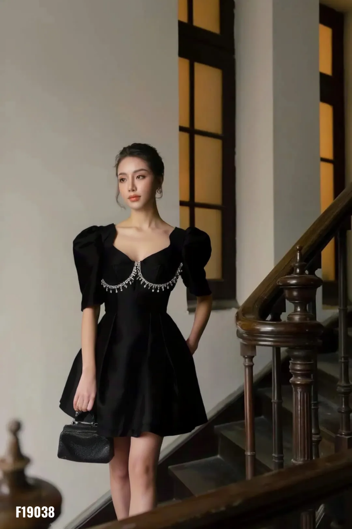 Váy taffta đen đính đá