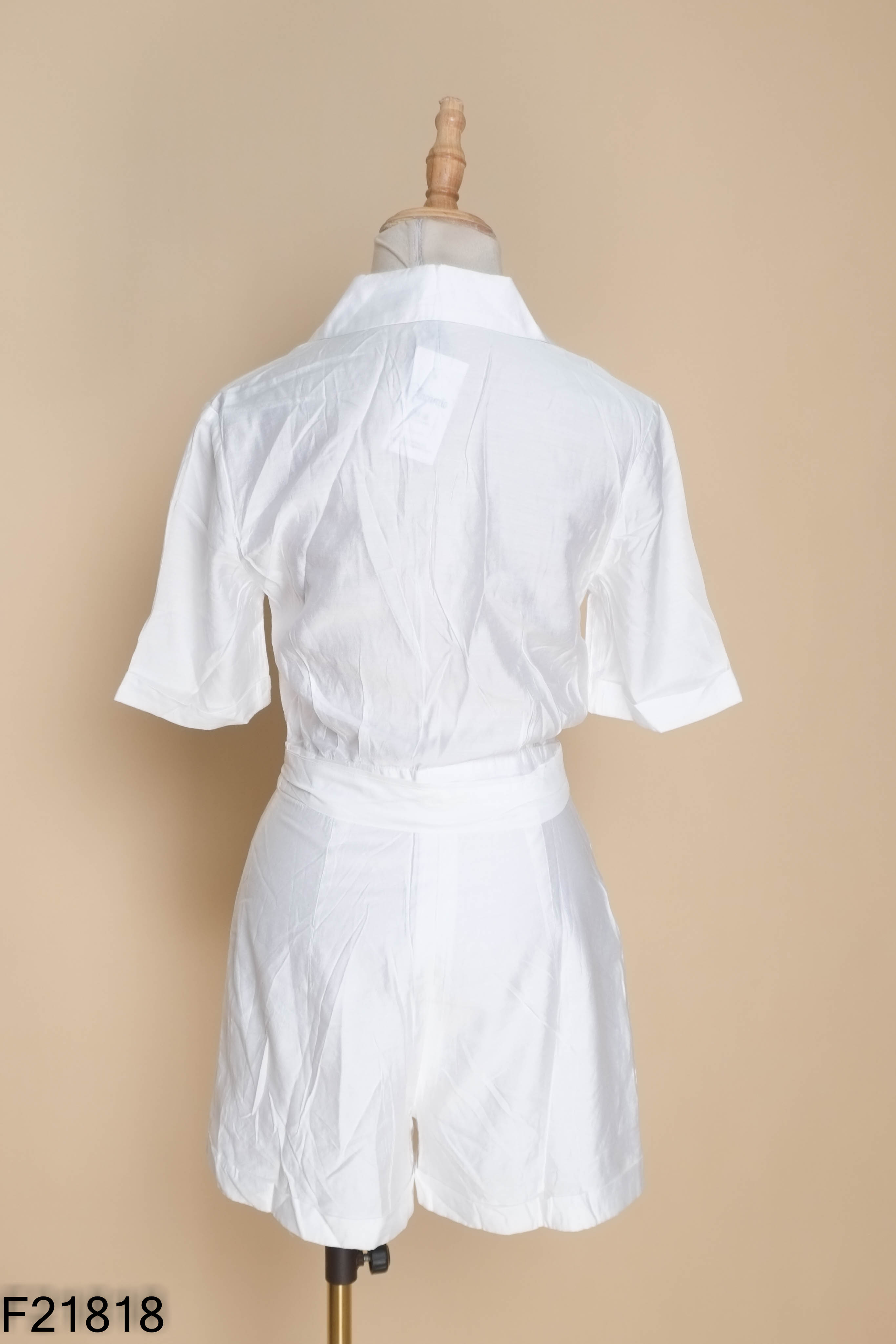 Jumpsuits trắng buộc eo
