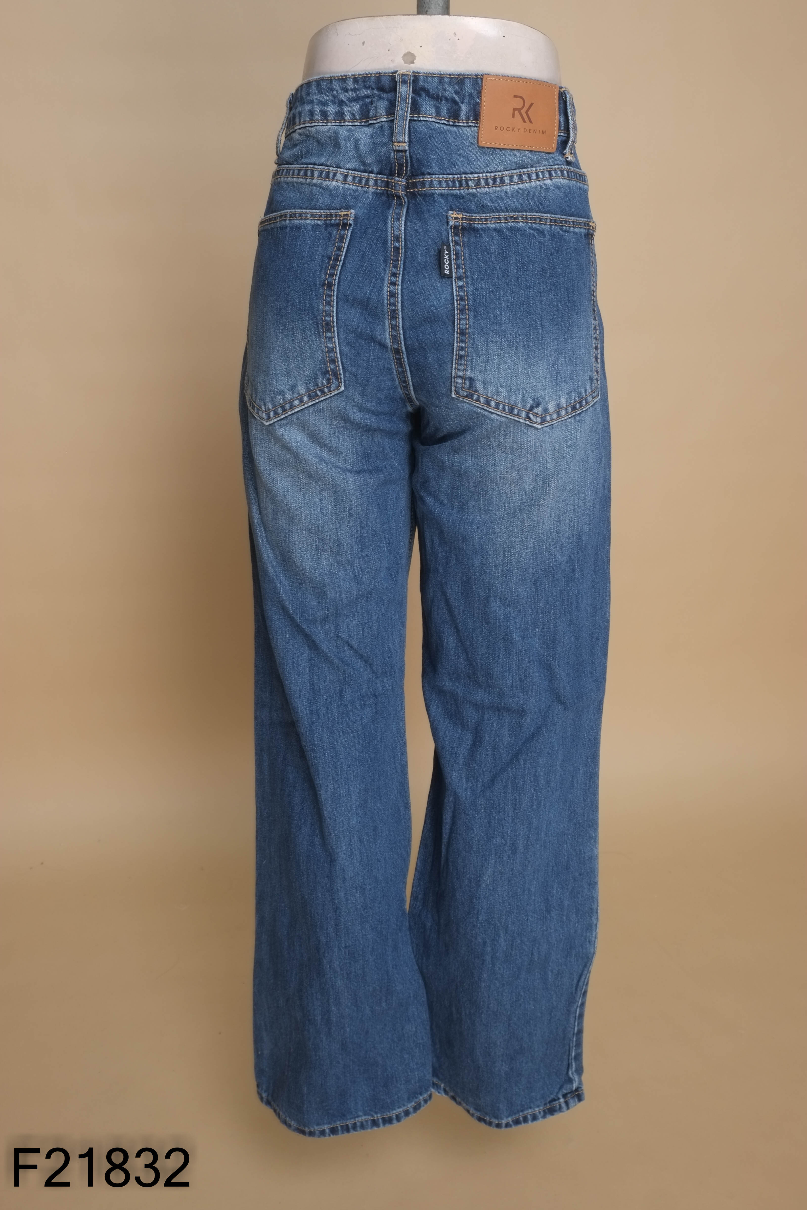 Quần jeans xanh suông ROCKY