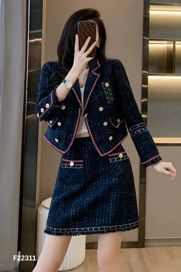 Áo dạ xanh than viền đỏ cúc vàng