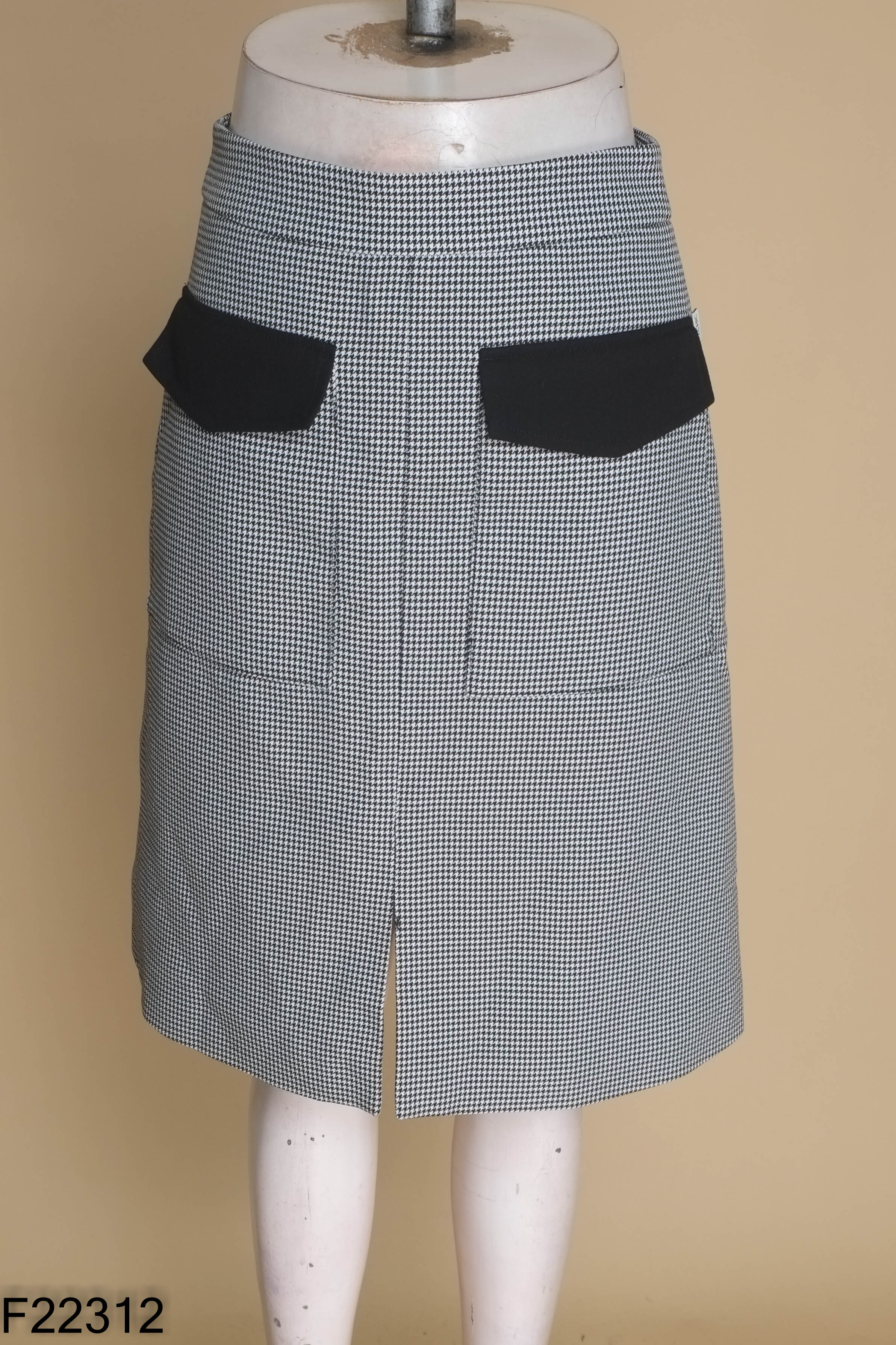 Chân váy D.CHIC trắng phối đen