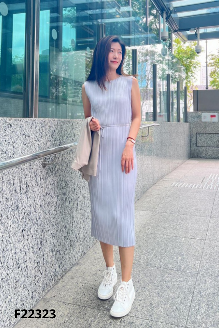 Váy sát nách UNIQLO xám dập ly