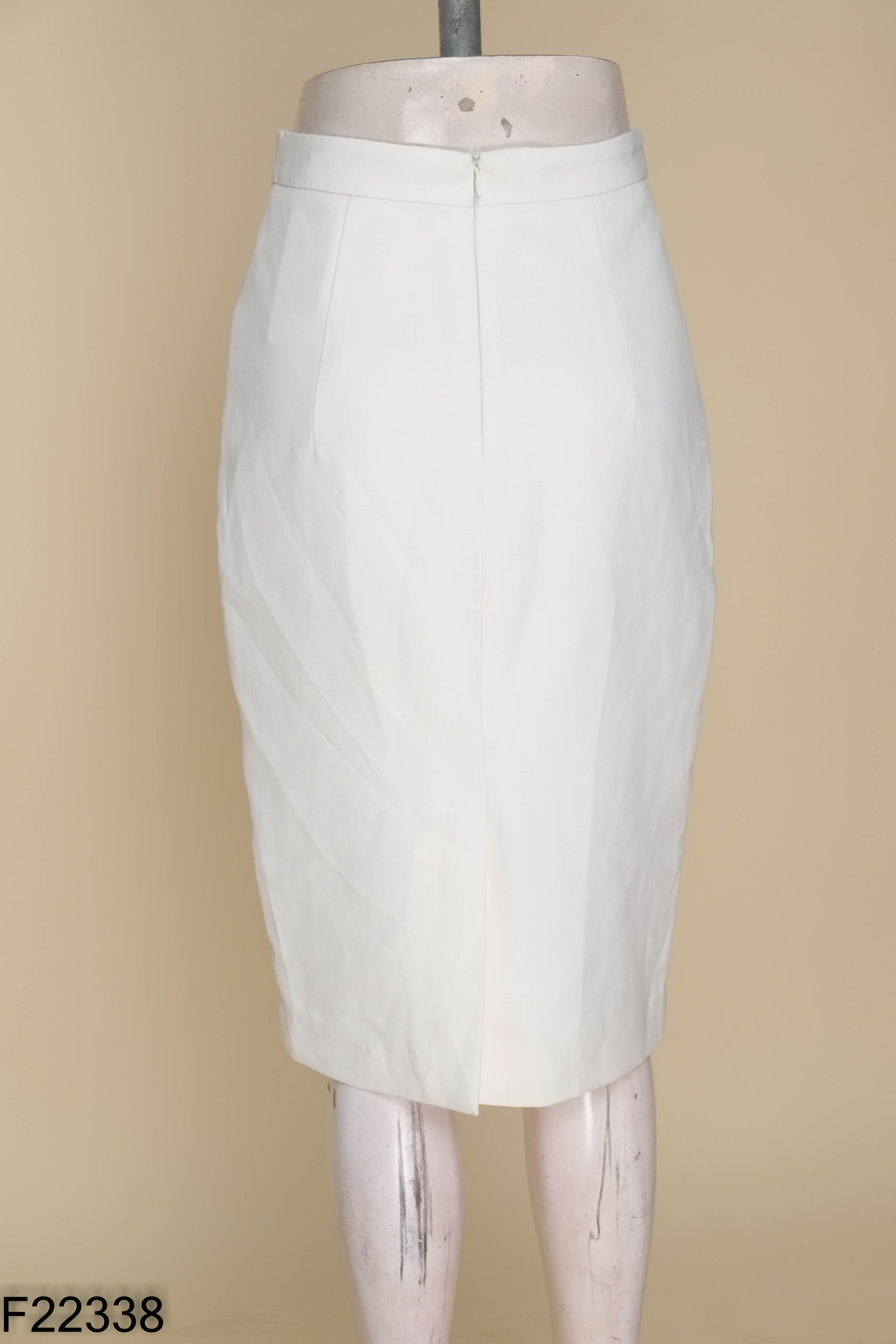 Chân váy IVY MODA kem thêu chữ
