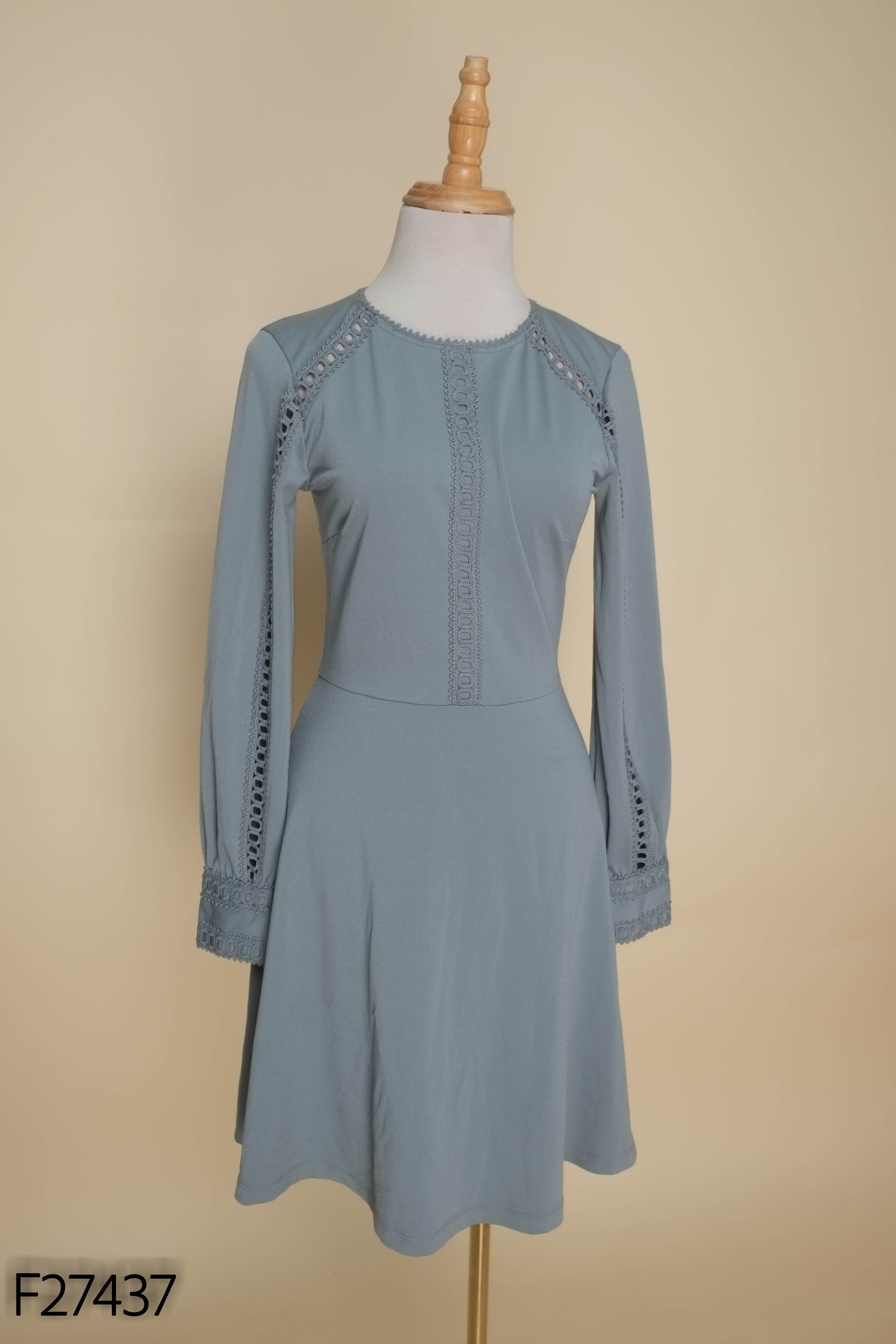 Váy xanh H&M phối ren dài tay