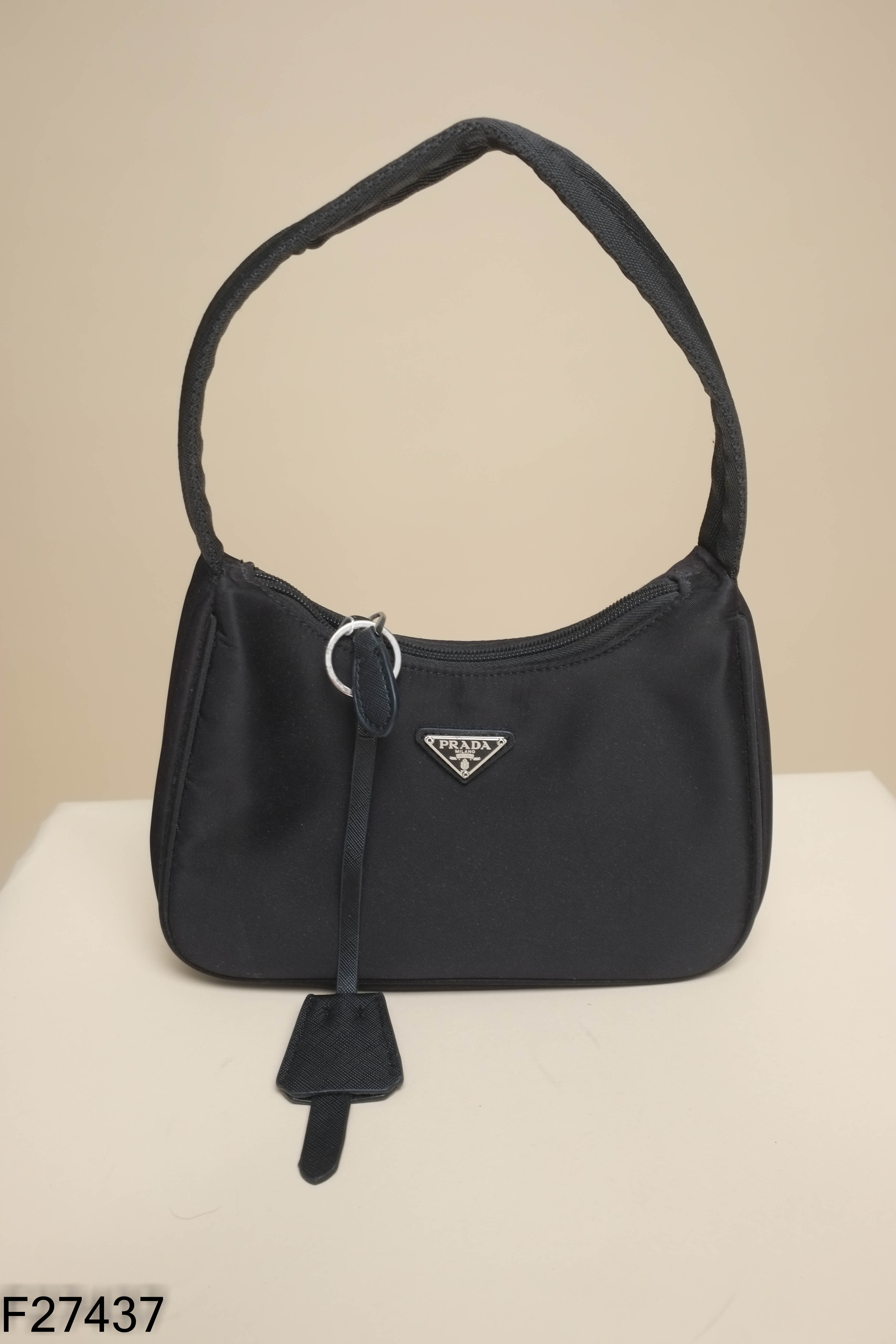 Túi cầm tay đen PRADA