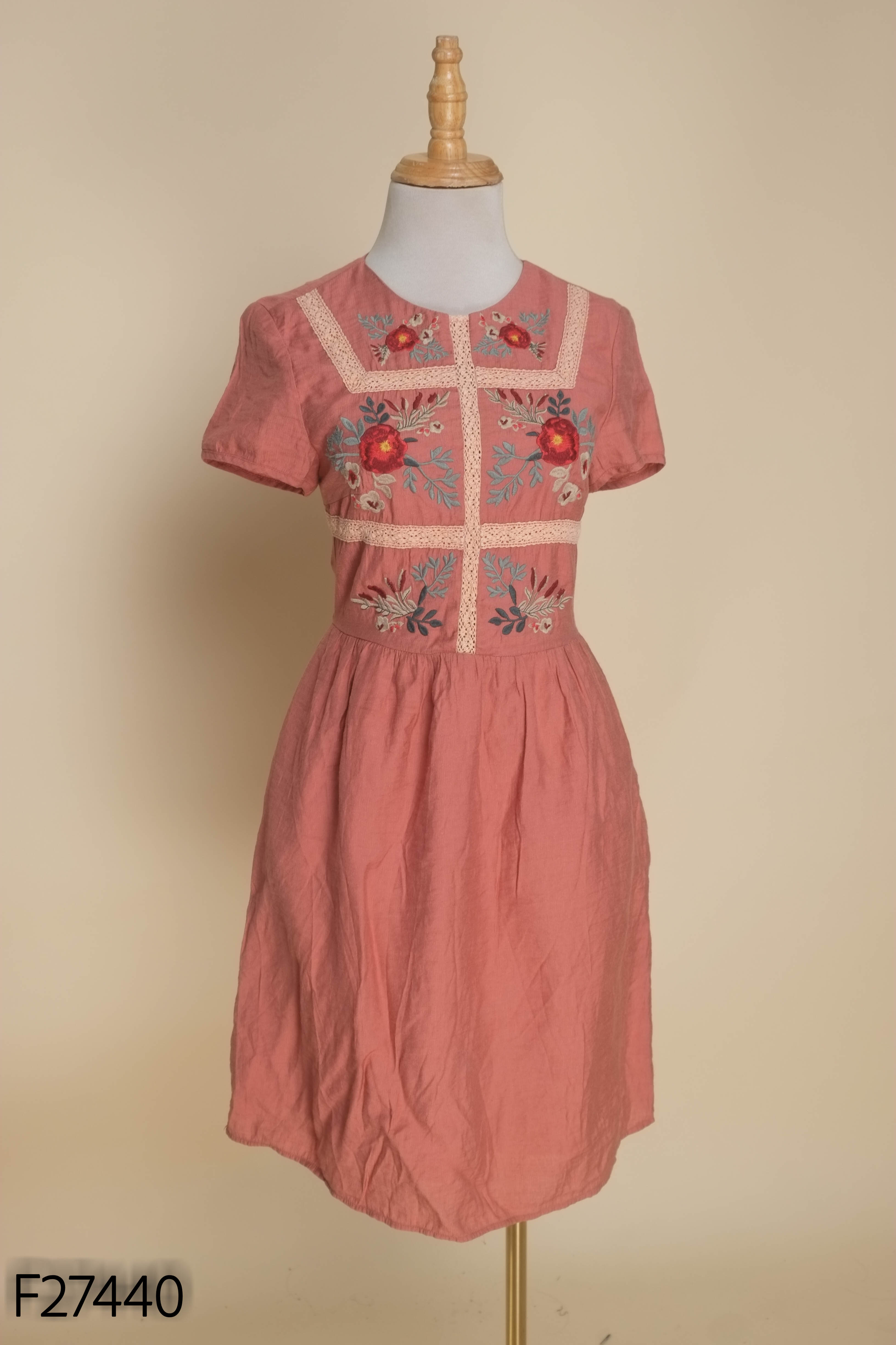 Váy hồng ADORE DRESS họa tiết thêu hoa