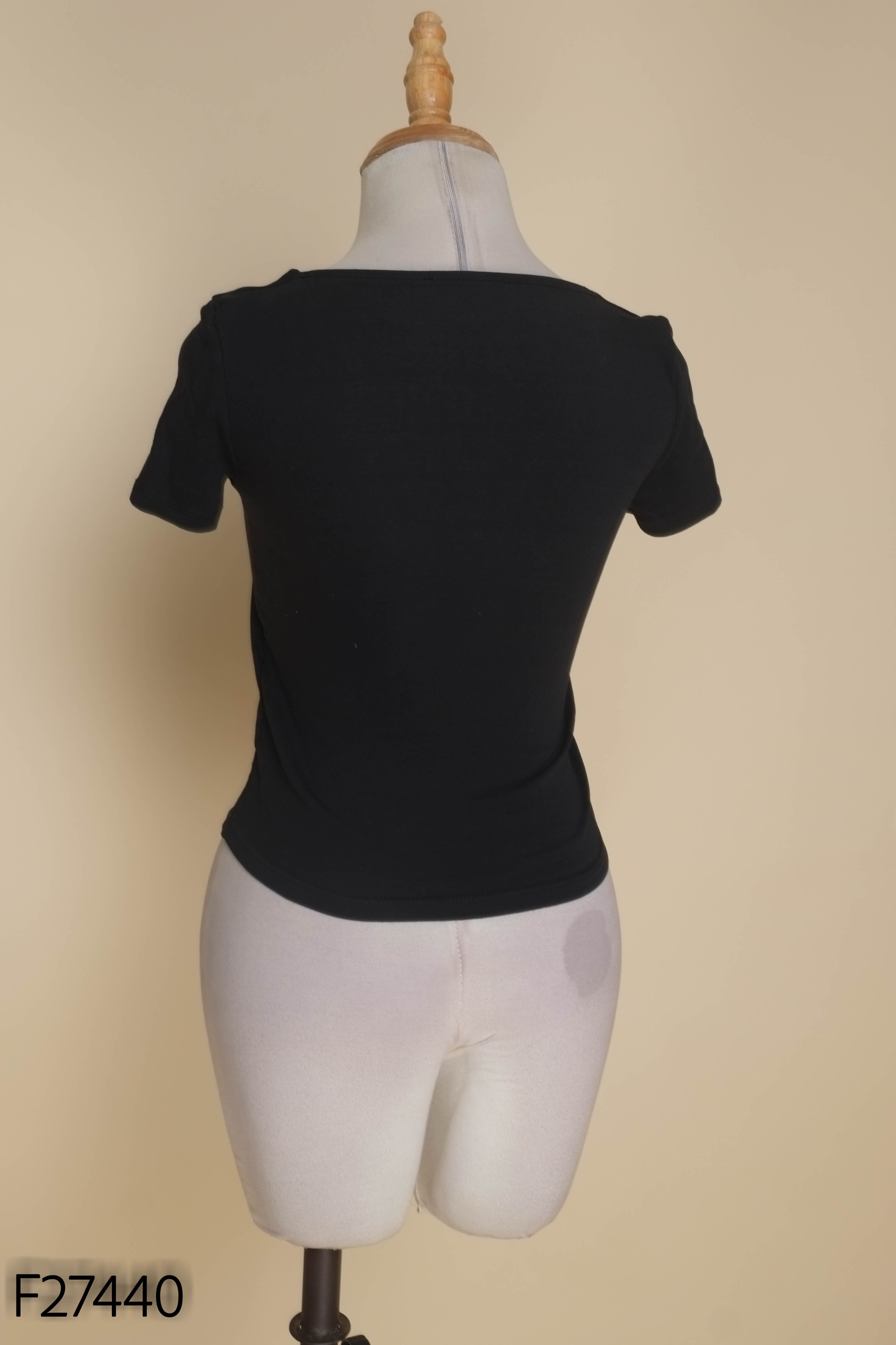 Áo croptop đen ZARA trơn cổ vuông (cắt tag)