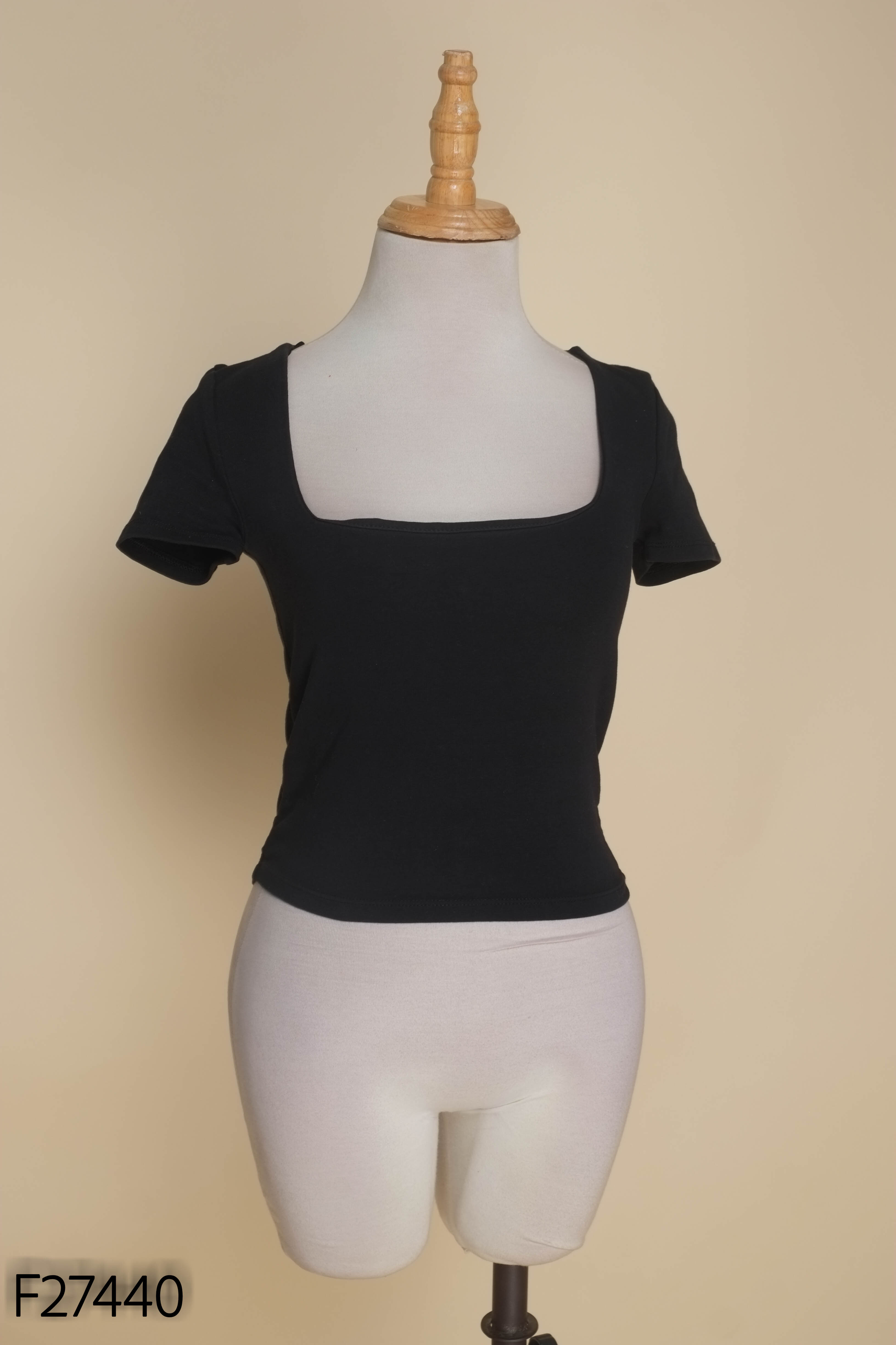 Áo croptop đen ZARA trơn cổ vuông (cắt tag)