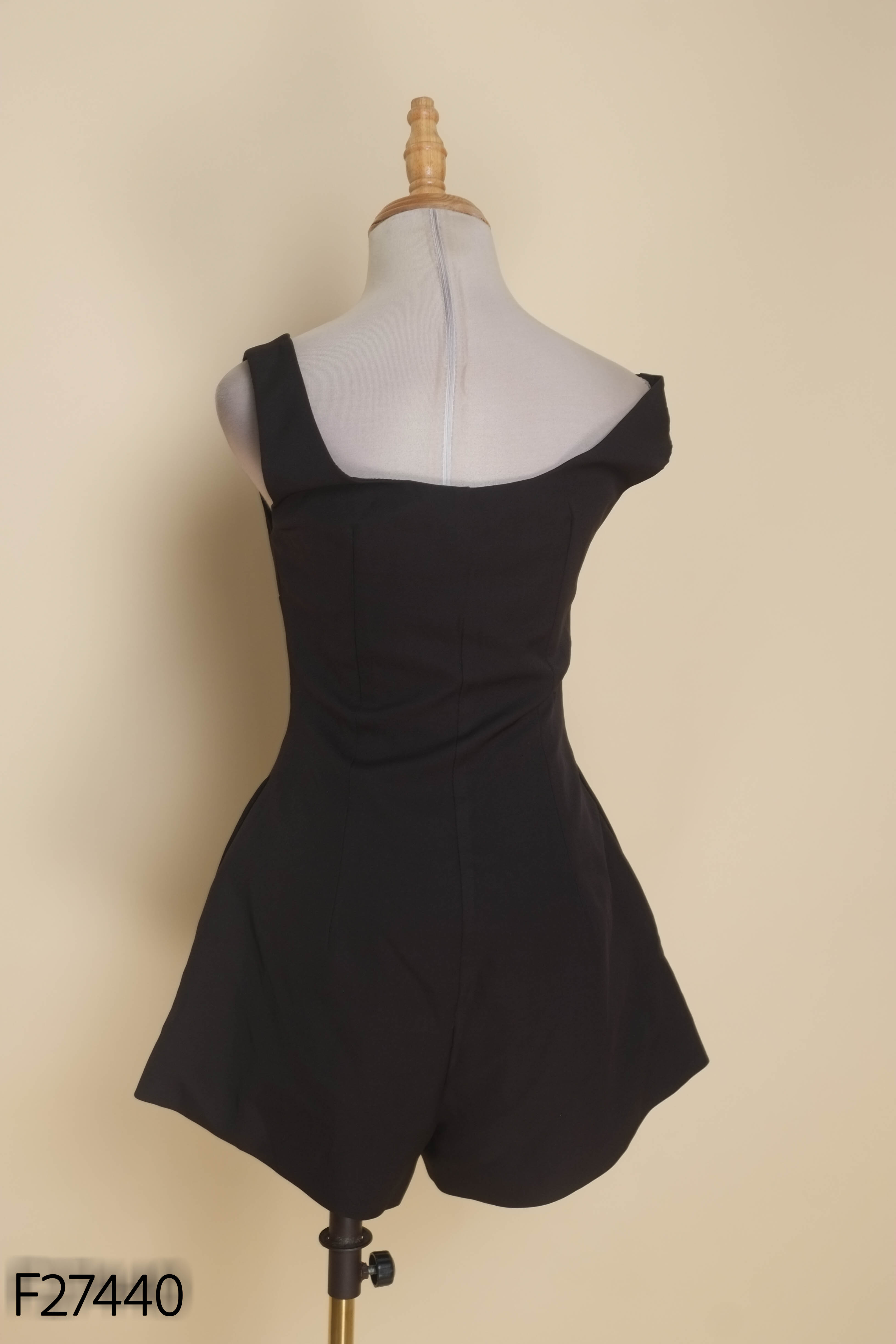 Jumpsuits đen hai dây trơn ngắn