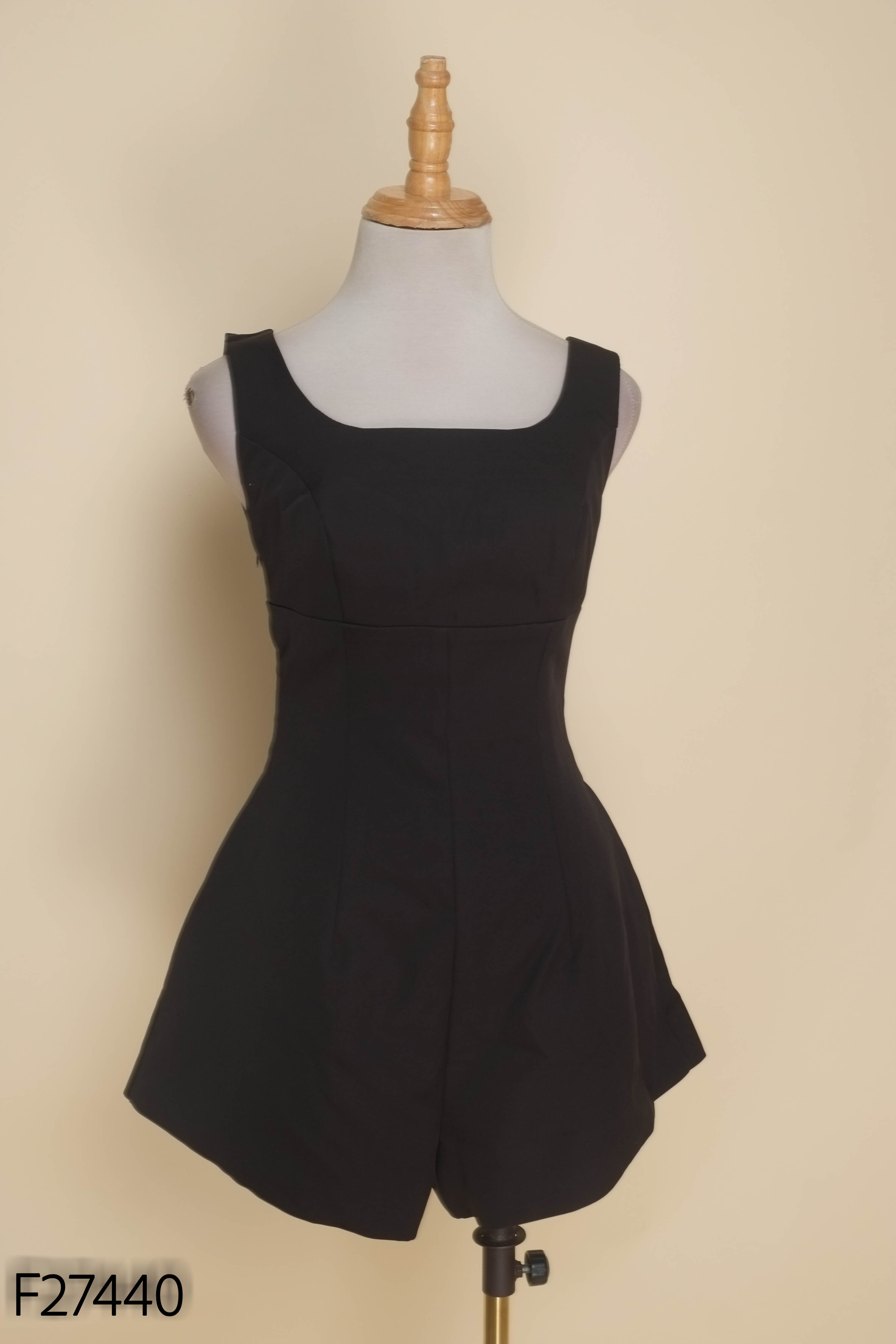 Jumpsuits đen hai dây trơn ngắn