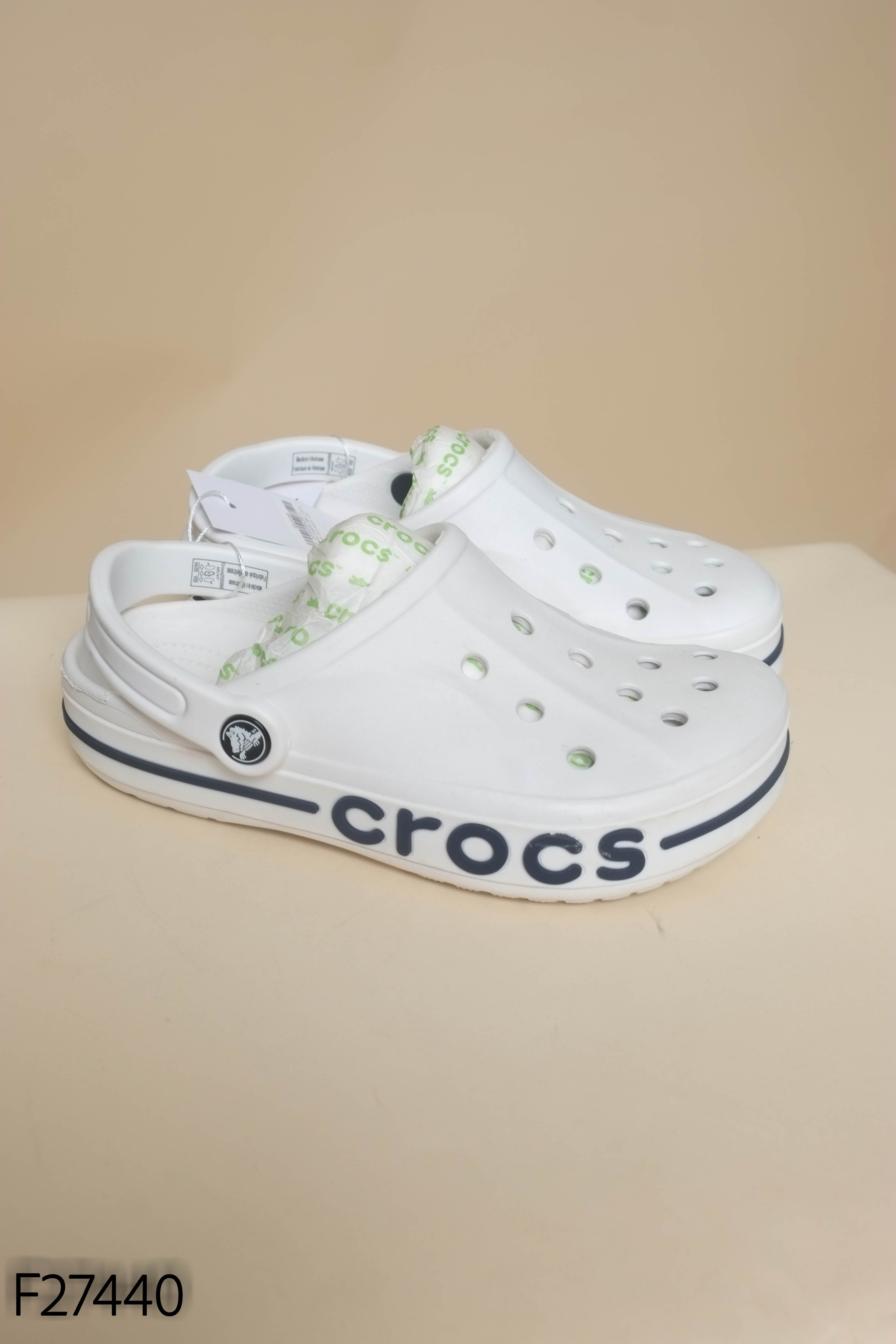 Dép crocs trắng chữ xanh
